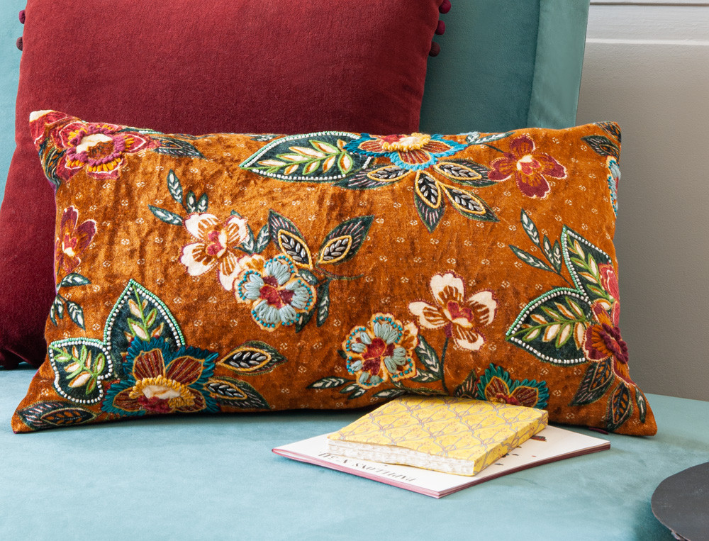 Coussin imprimé et brodé-Contes persans fond cannelle