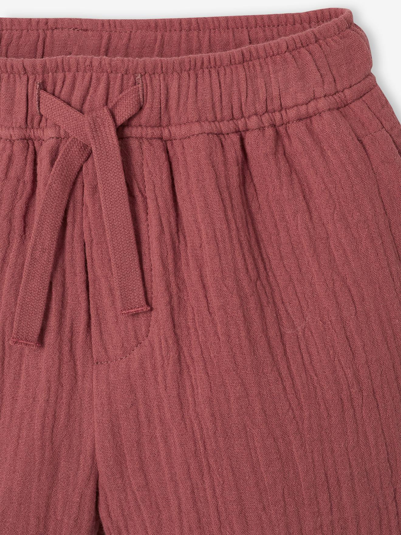 Roupa do menino: camiseta e shorts de chiffon de algodão cor argila.