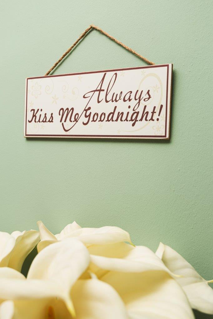 Holzschild - Always kiss me Goodnight - 40x16 cm