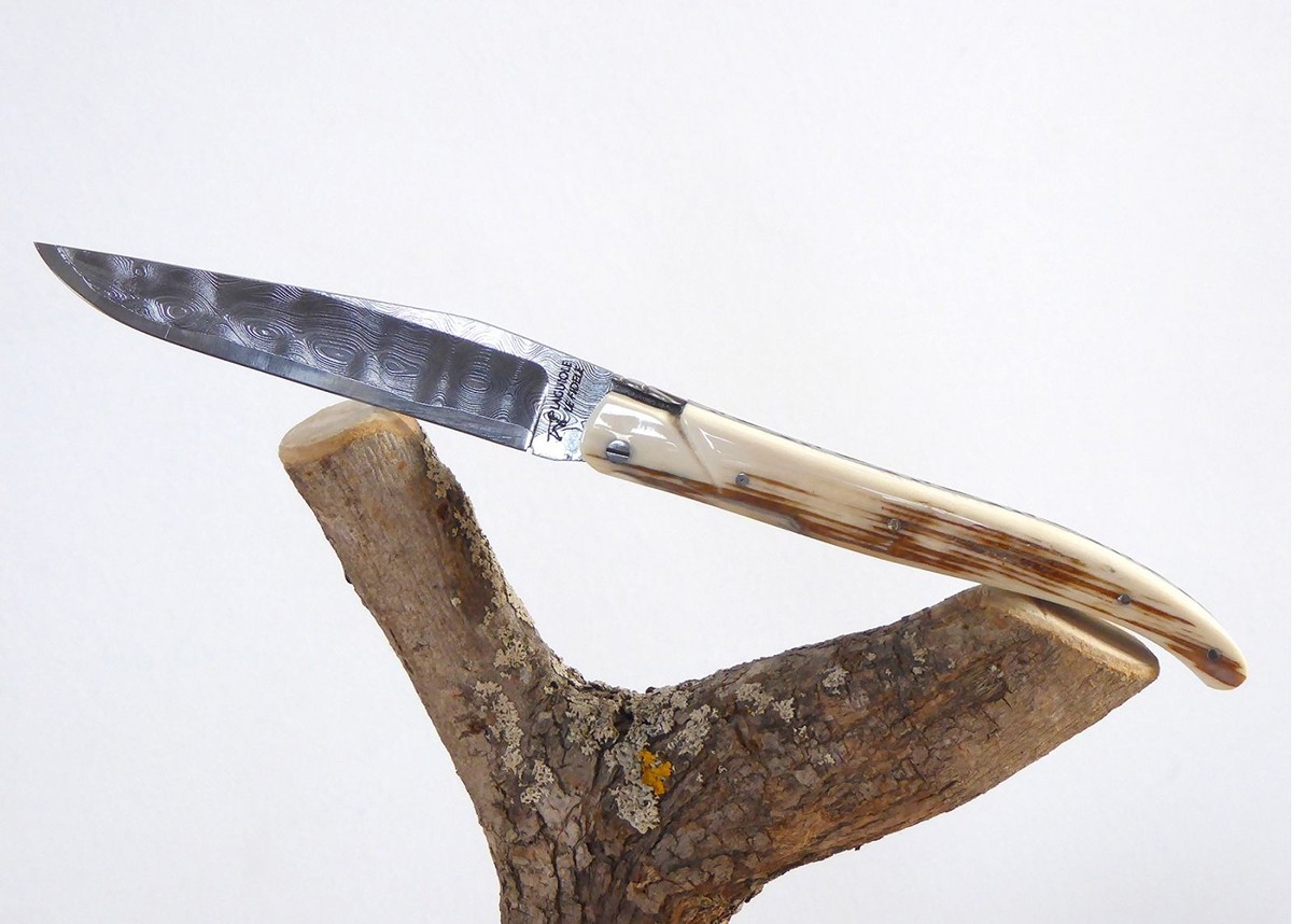 Couteau Laguiole avec une lame Damas et un manche en ivoire de Mammouth plein manche