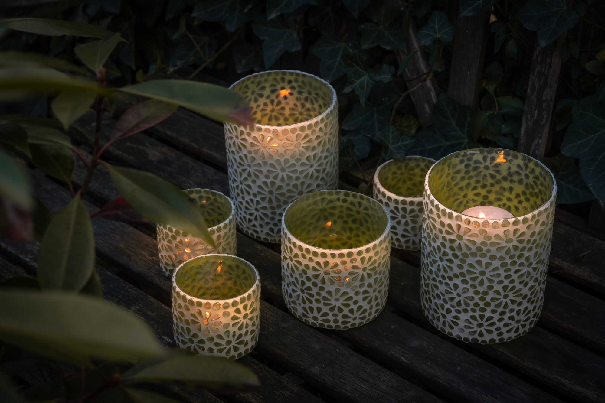 Windlicht 'Blumen-Mosaik', weiß-grün, Ø 10 cm, H 10 cm von fischer's lagerhaus