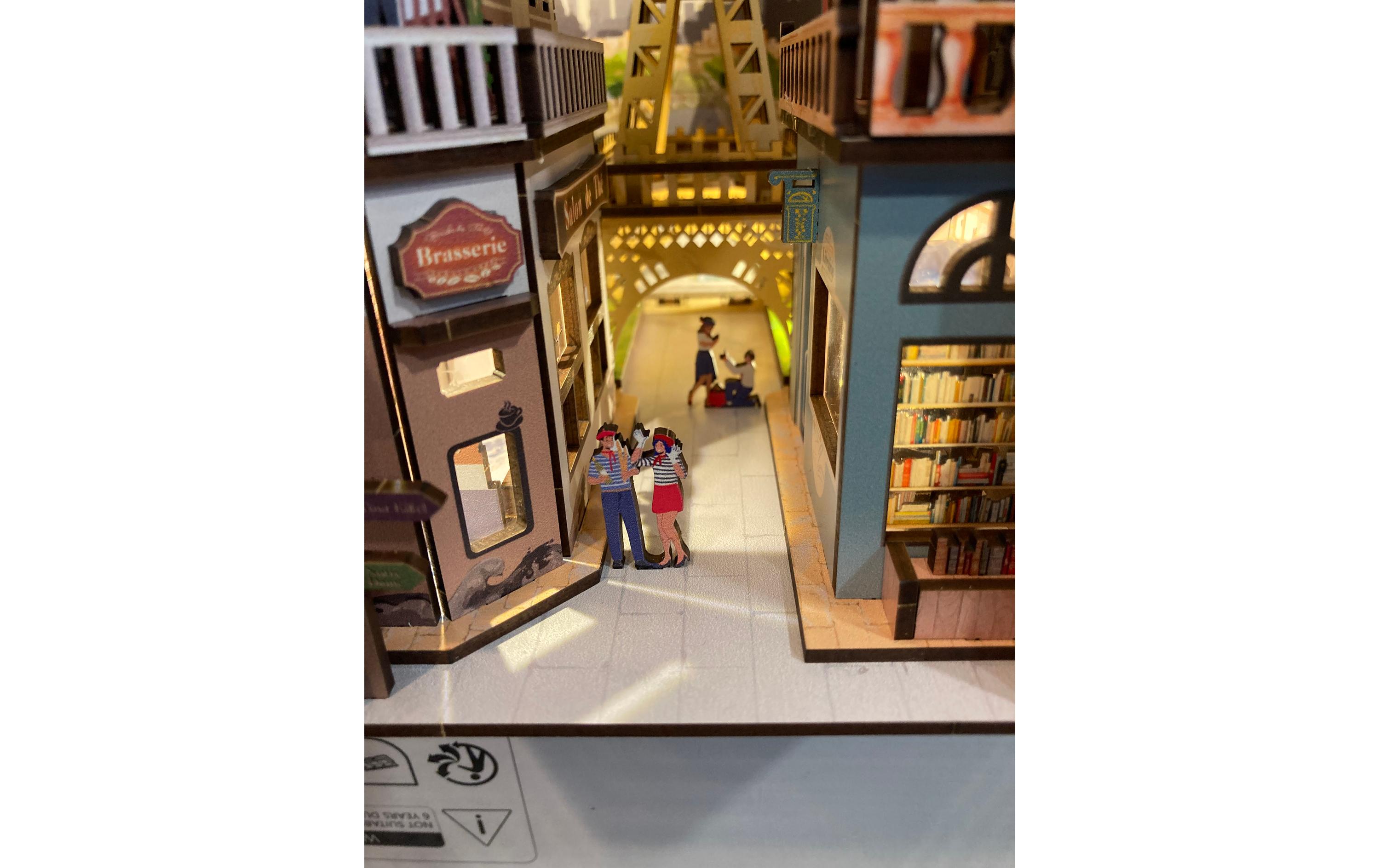 Bausatz Tiny Adventures ParisZauberhafte Miniaturwelt mit LED-Beleuchtung für Ihr Bücherregal