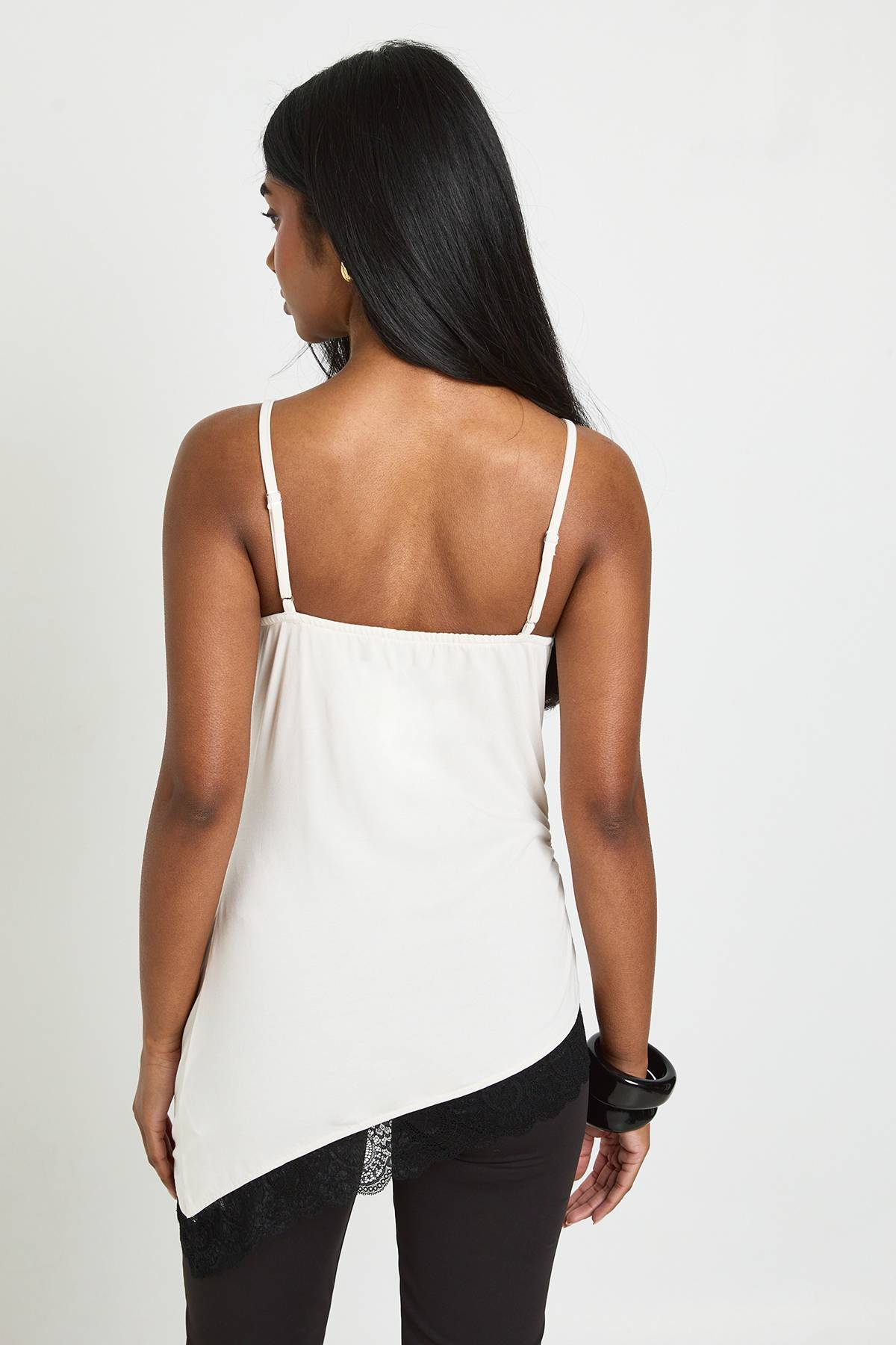 boohoo Haut Long Asymétrique En Cupro Avec Finitions En Dentelle