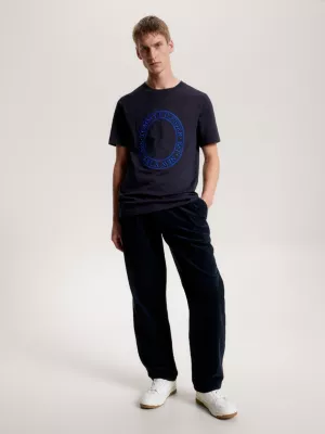 Camiseta com bordado de logotipo
