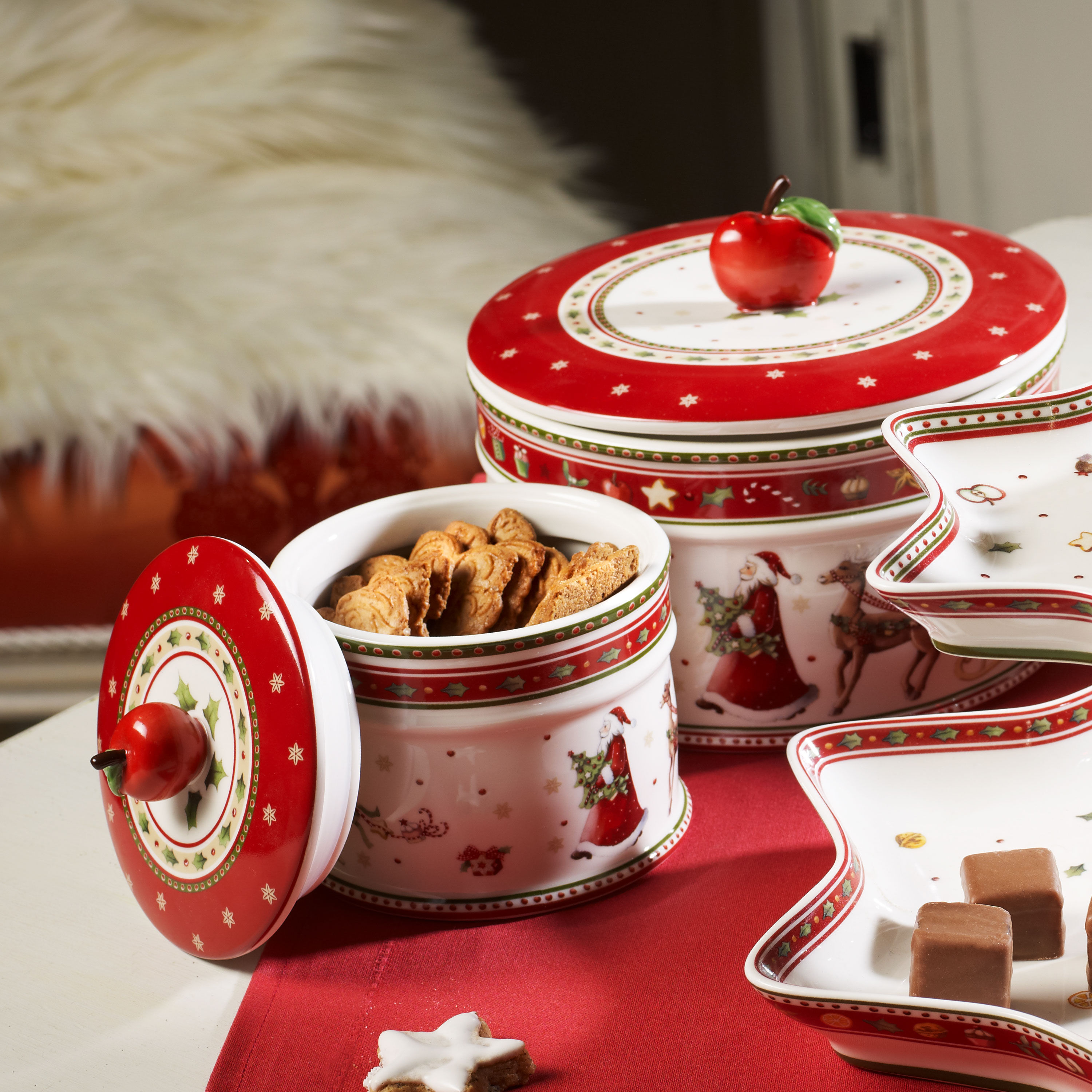 Winter Bakery Delight Cookie box Red, 4.4''
