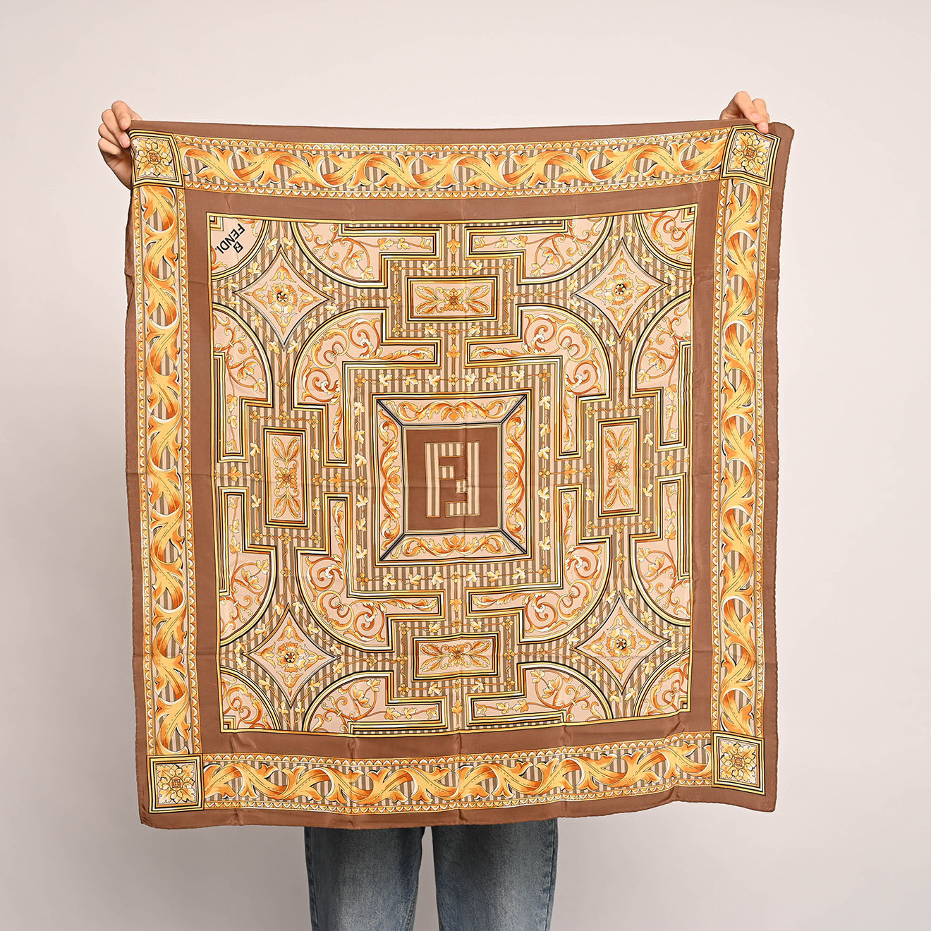 Fendi Foulard en Soie Vintage marron - Très bon état - 84x80 cm