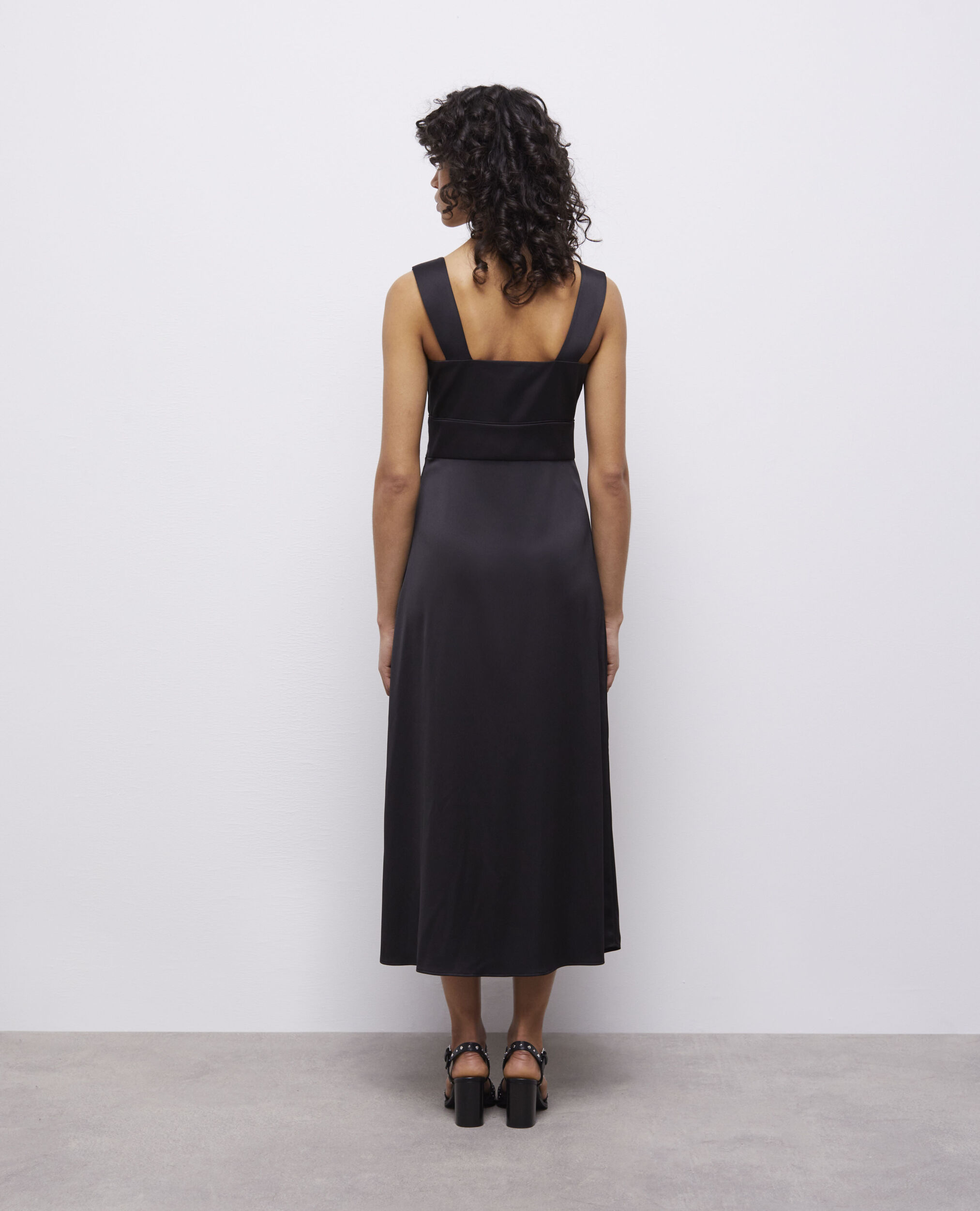 Robe longue noire avec boutonnage