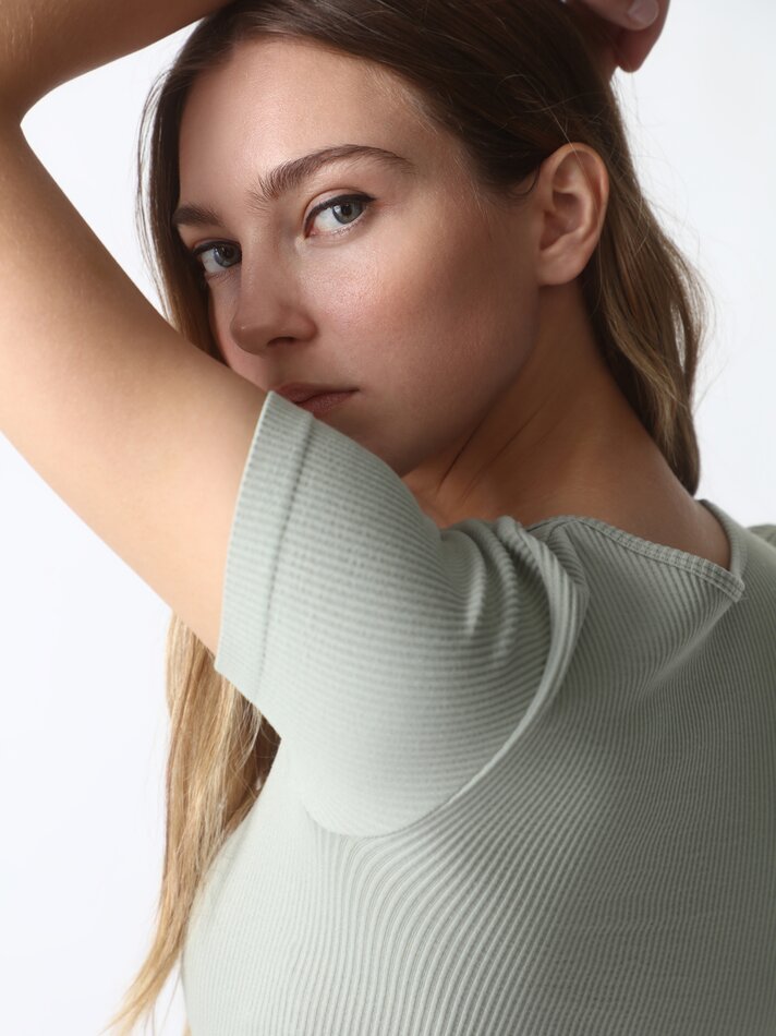 Camiseta cropped sem costura - Cáqui