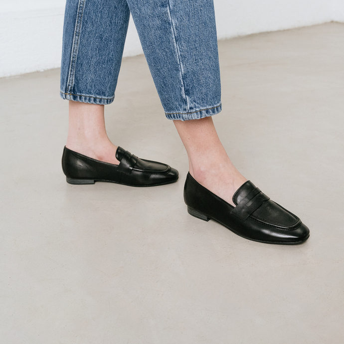 Mocassins à talons plats et bouts ronds  en cuir noir