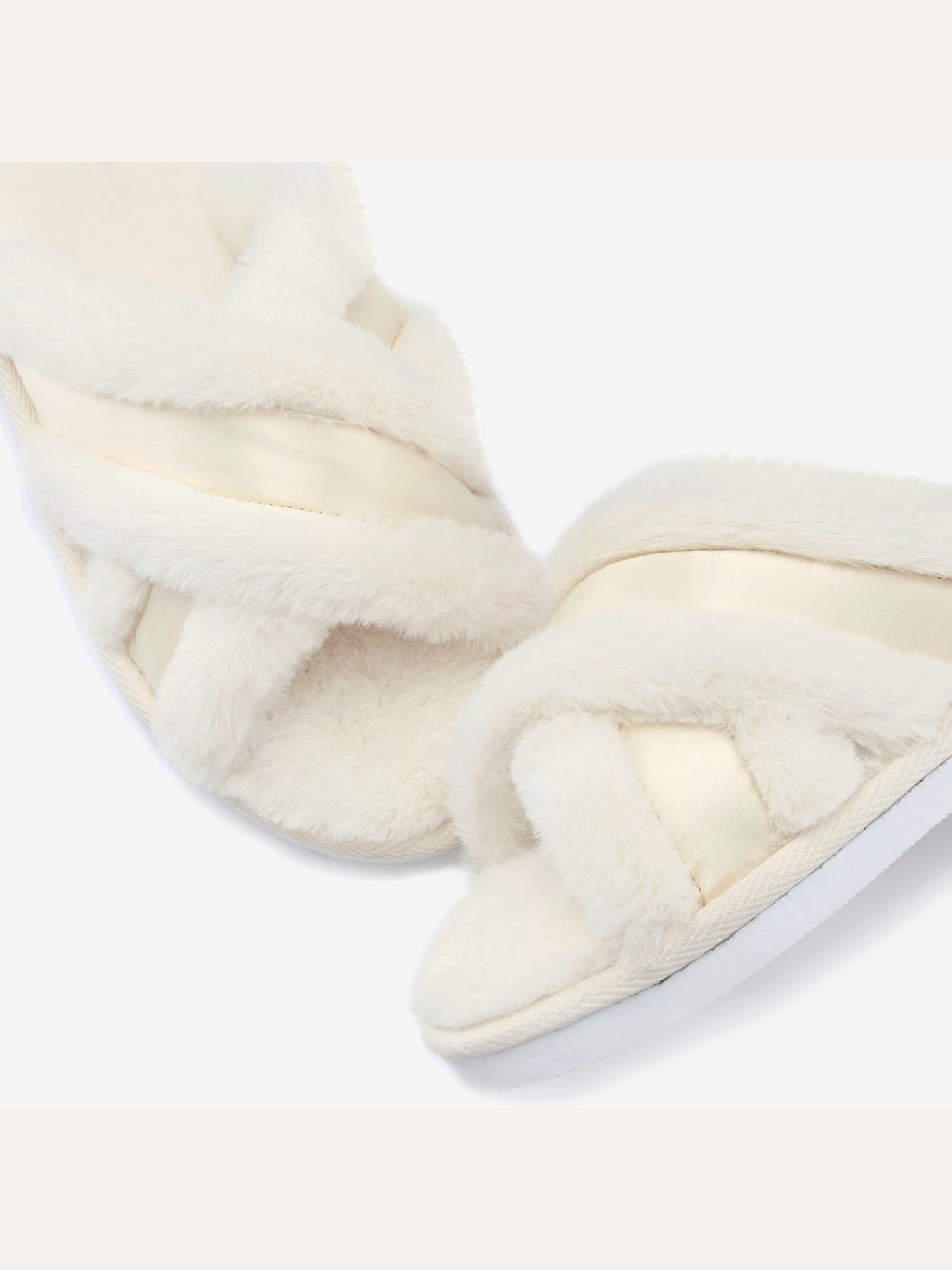 Chaussons bande croisée raffinée