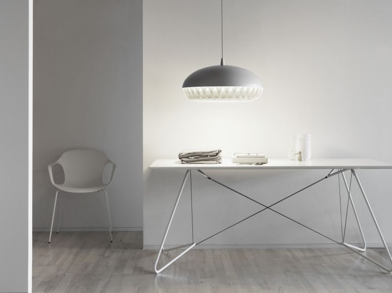 Vitra Hal Armchair Tube stoel met verchroomd onderstel zwart