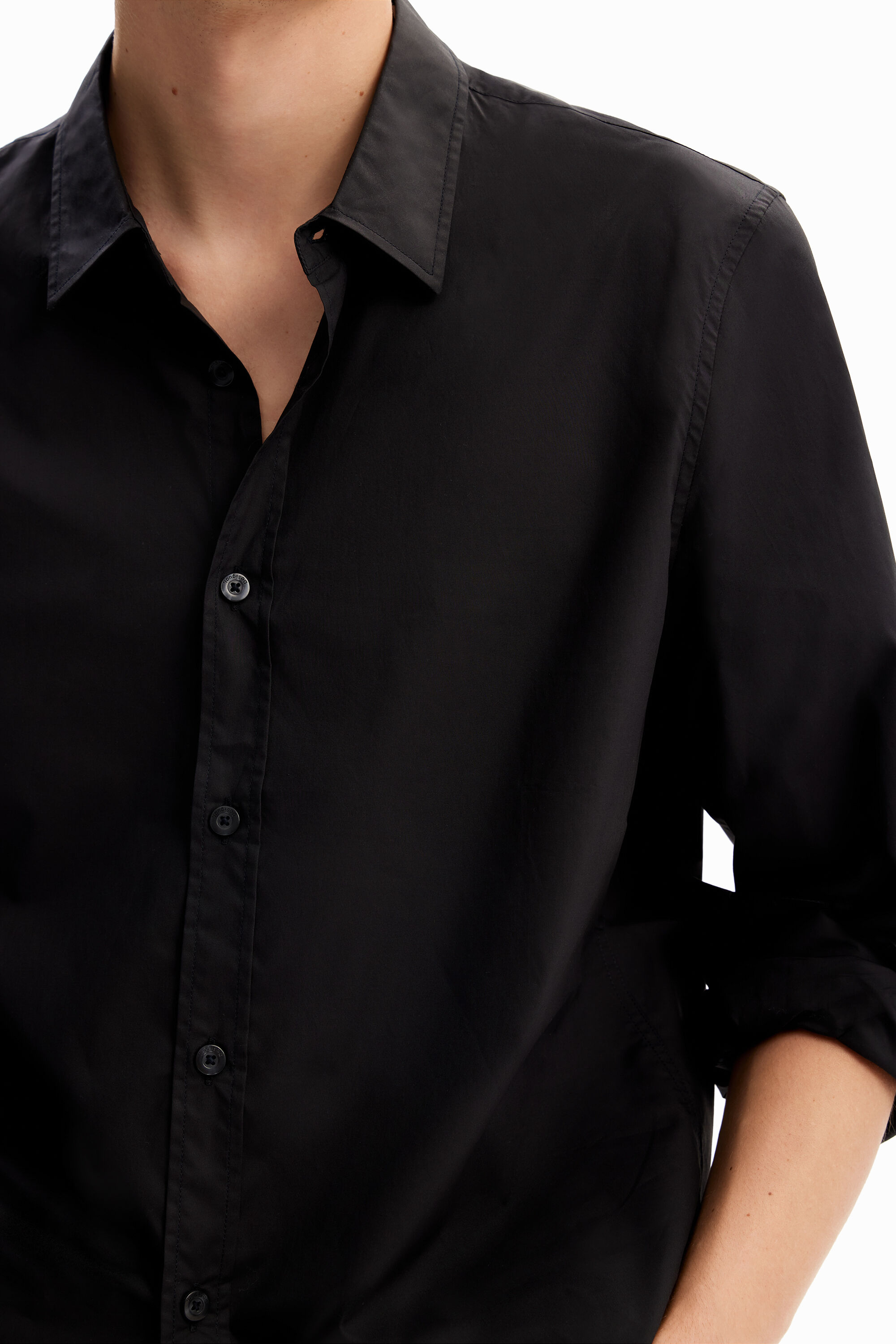 Camisa básica com detalhes contrastantes