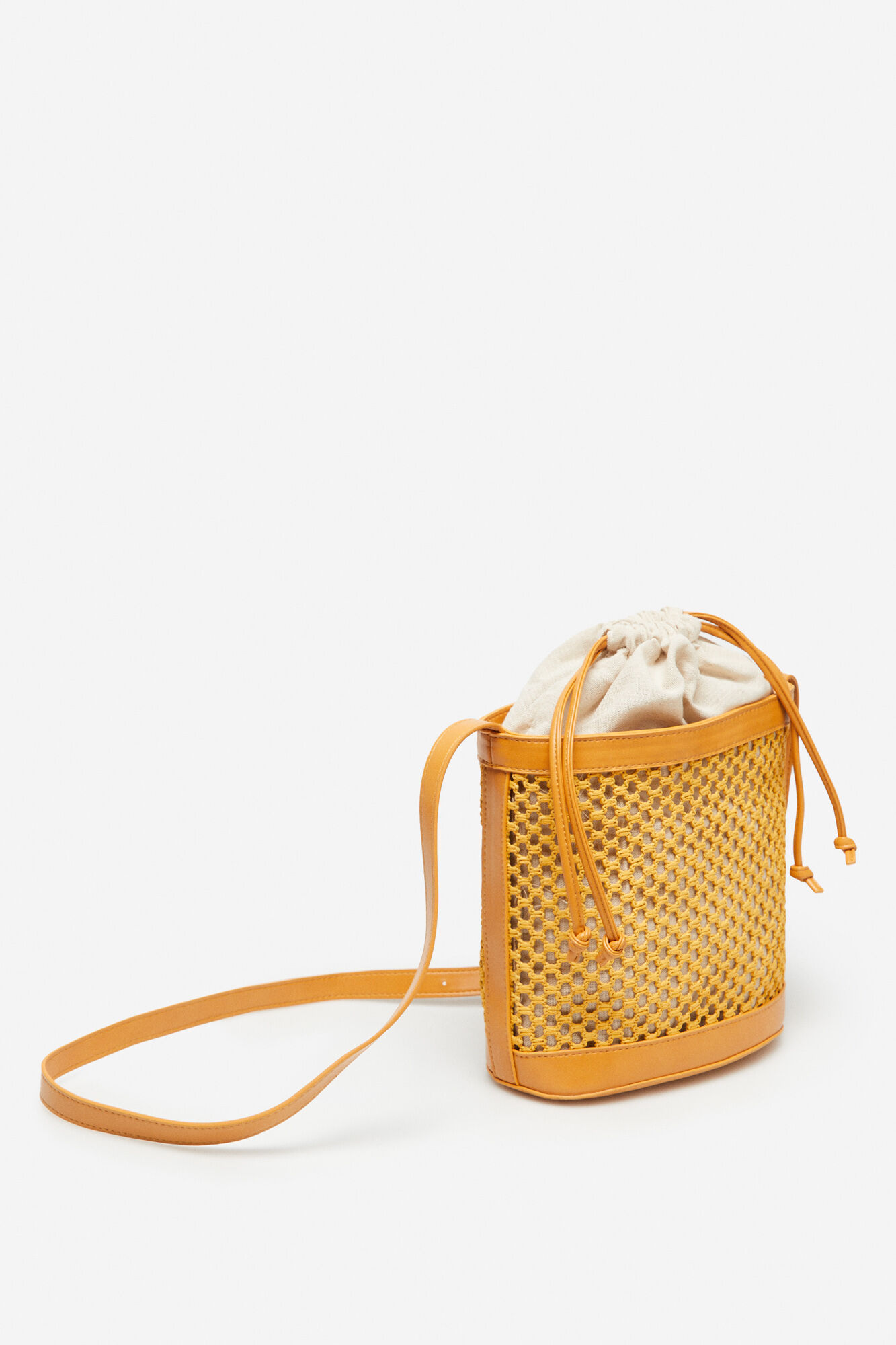 Bolsa tipo cubo trançada - Amarela