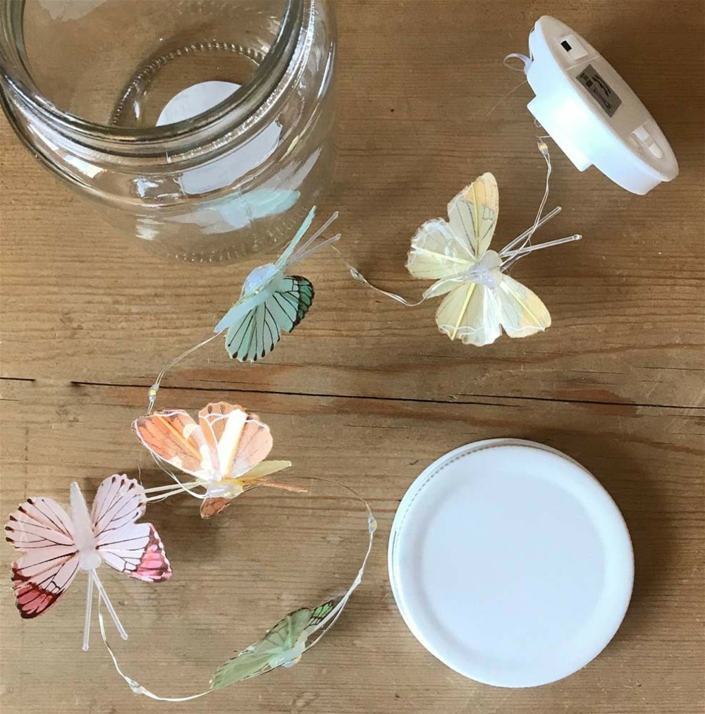 Guirlande lumineuse led papillon dans pot à confiture en verre multicolore