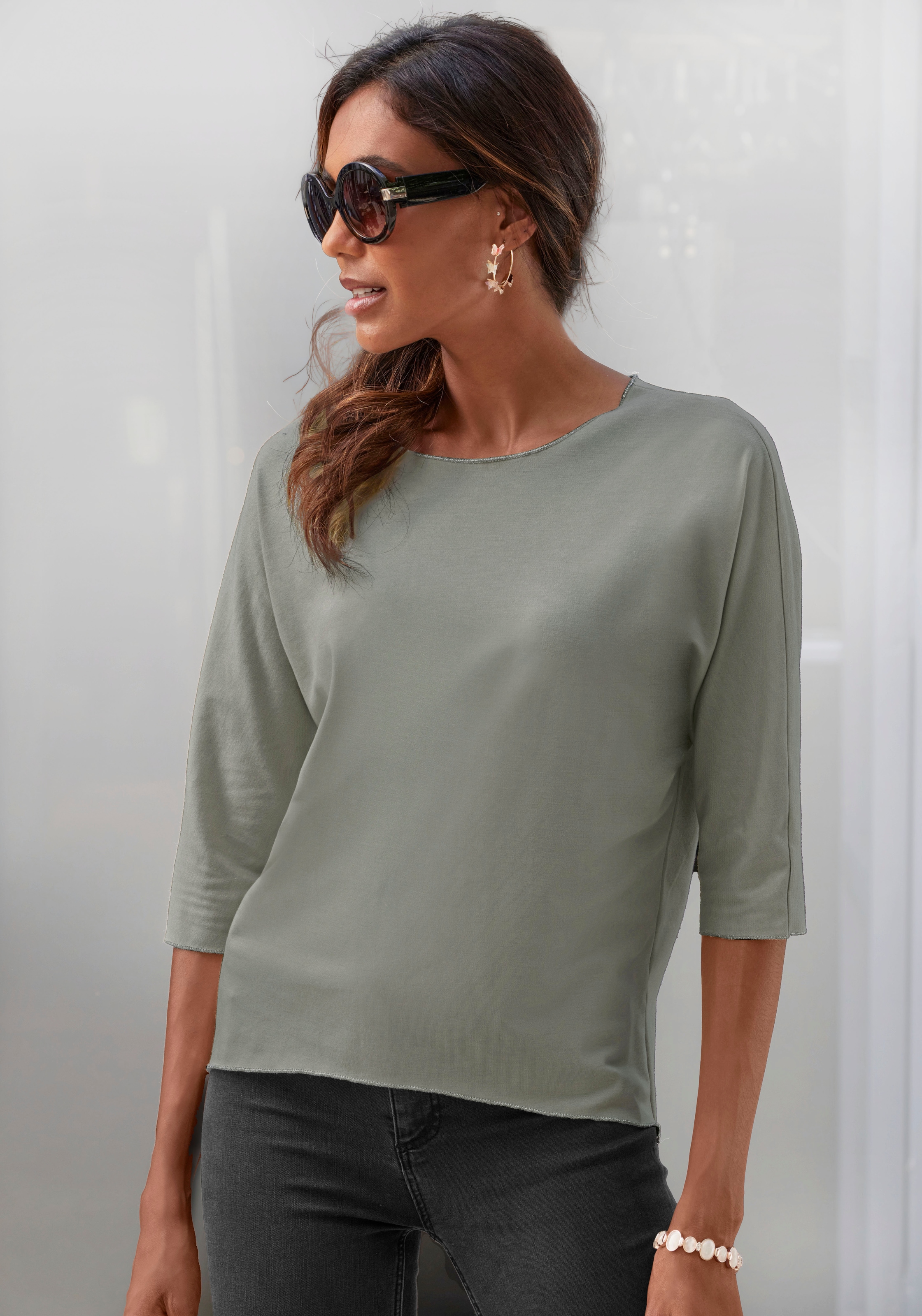 LASCANA Rundhalsshirt »mit eleganten Glitzerabschlüssen«, aus pflegeleichter Qualität