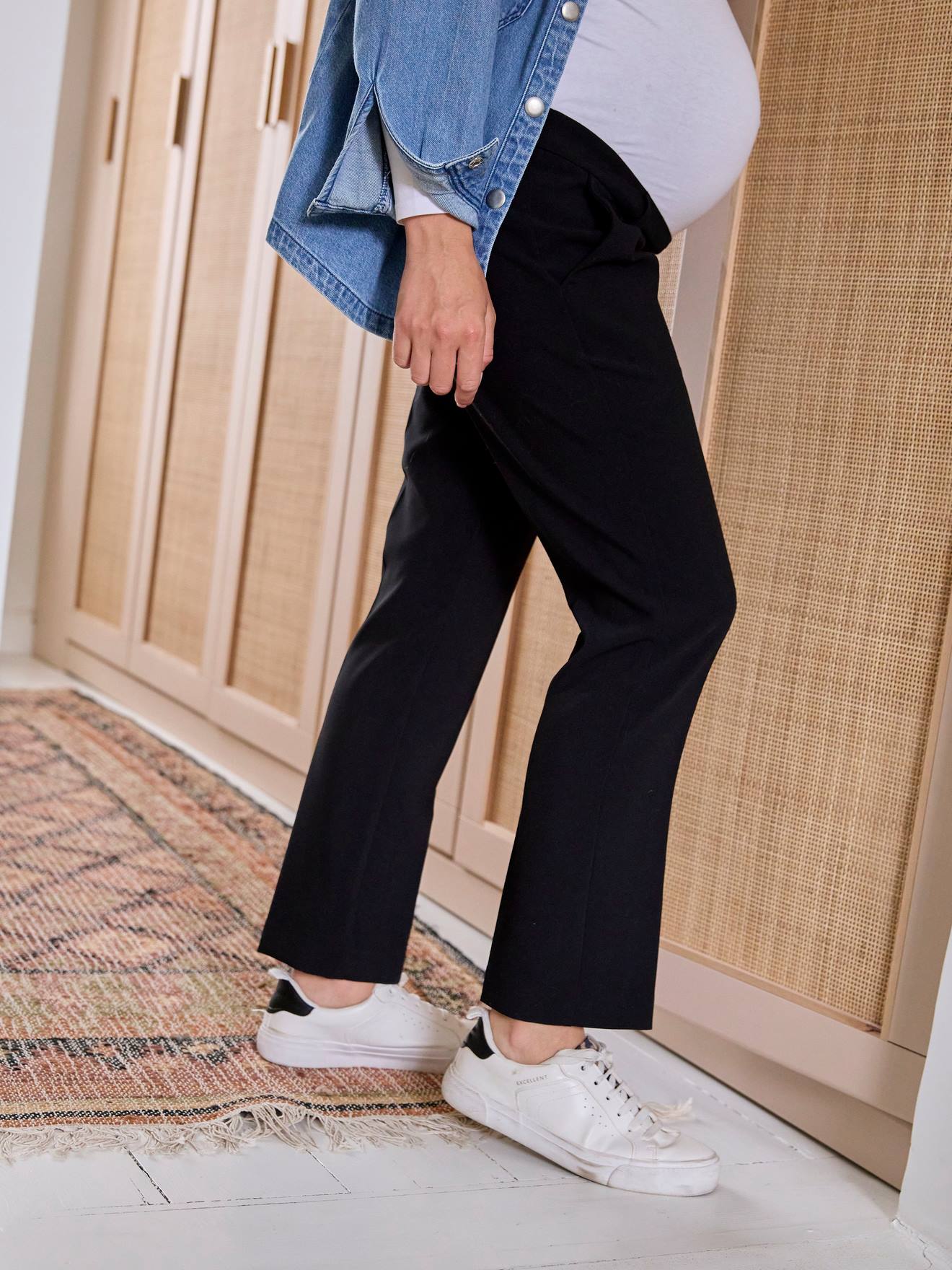 Calça cigarrete preta sem costura para gestantes com faixa.
