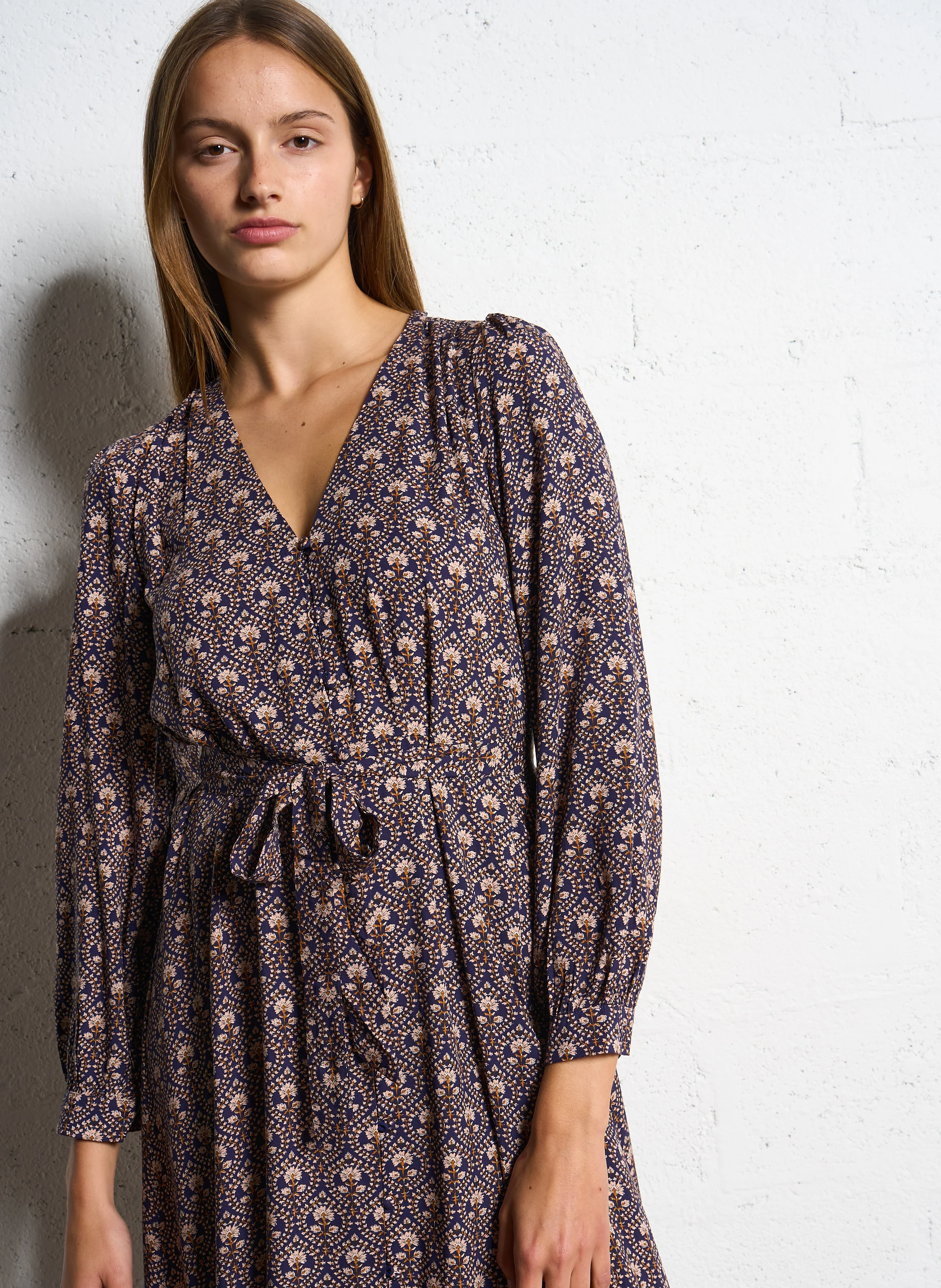 RAVENA - Robe midi col V imprimé | Multicolore