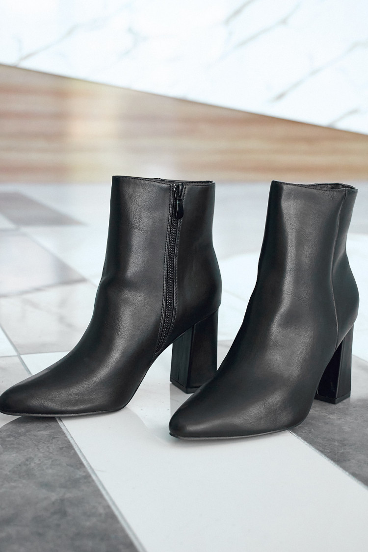 Bottine noire pointue à talons carrés