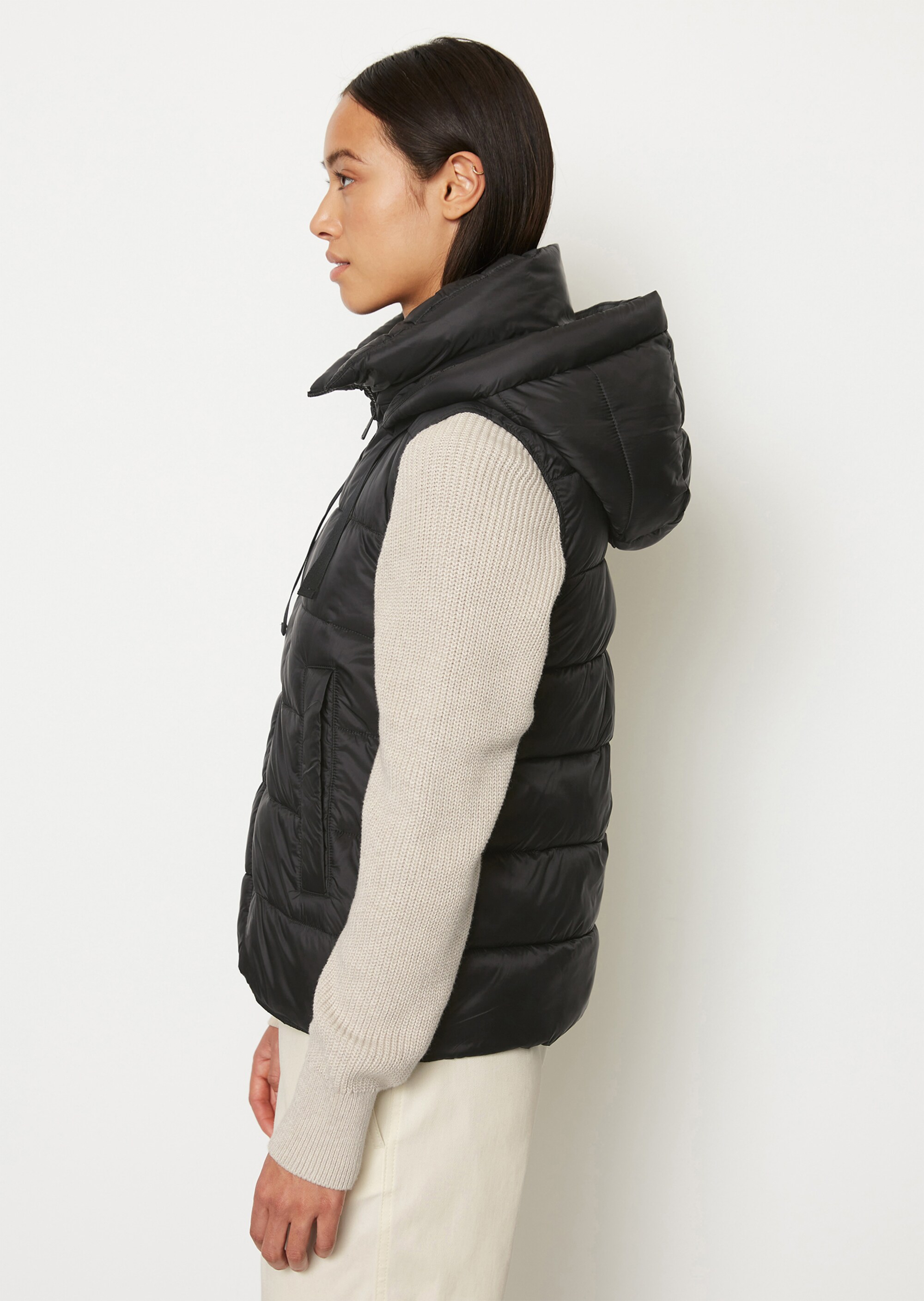 Kapuzen-Puffer-Steppweste mit recycelten Materialien