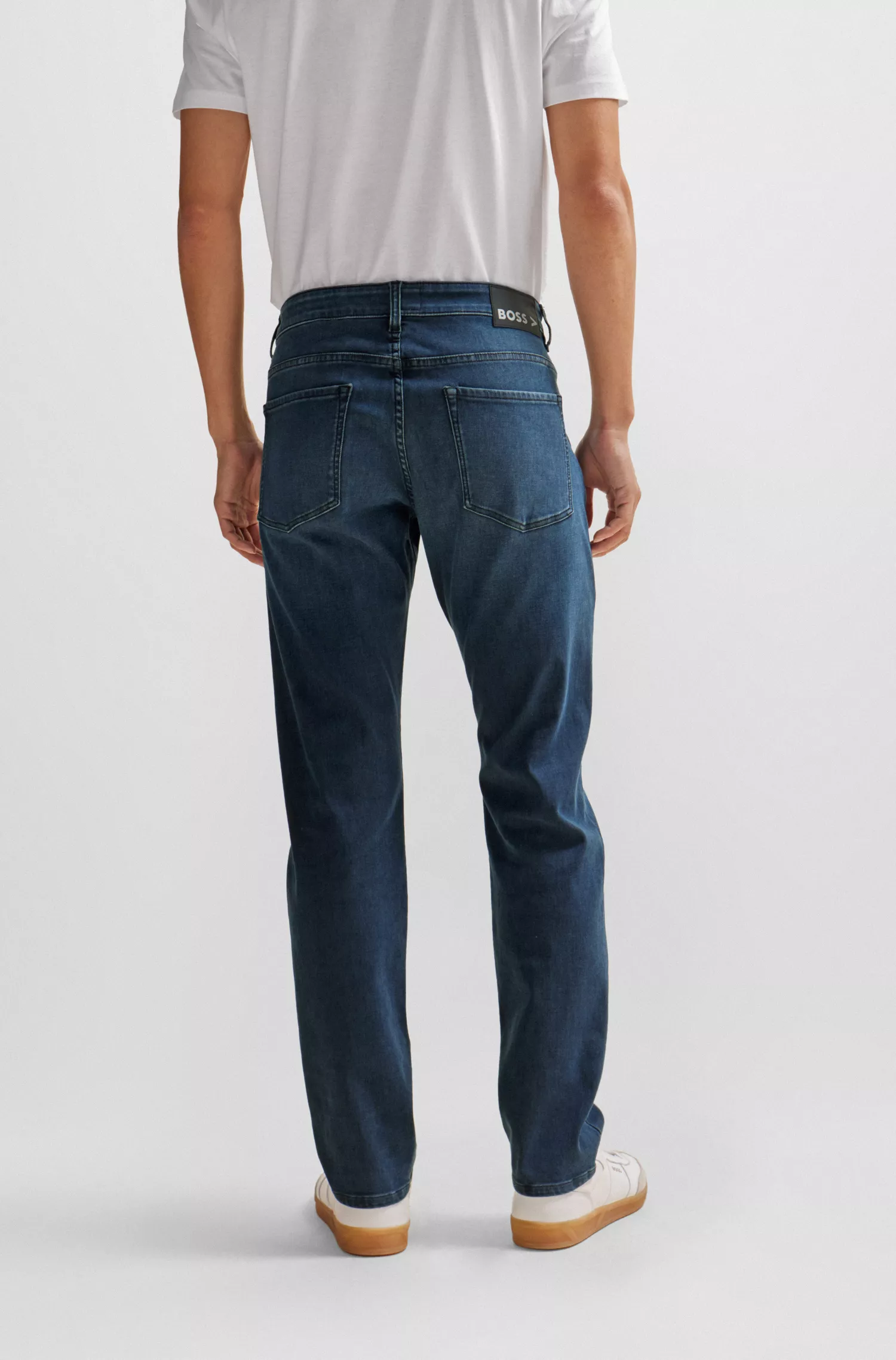 Calça jeans BOSS preta, corte slim, em denim elástico de alta performance na cor azul.