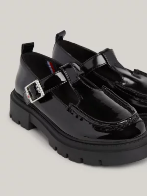 Sapatos de couro envernizados com fivela robusta
