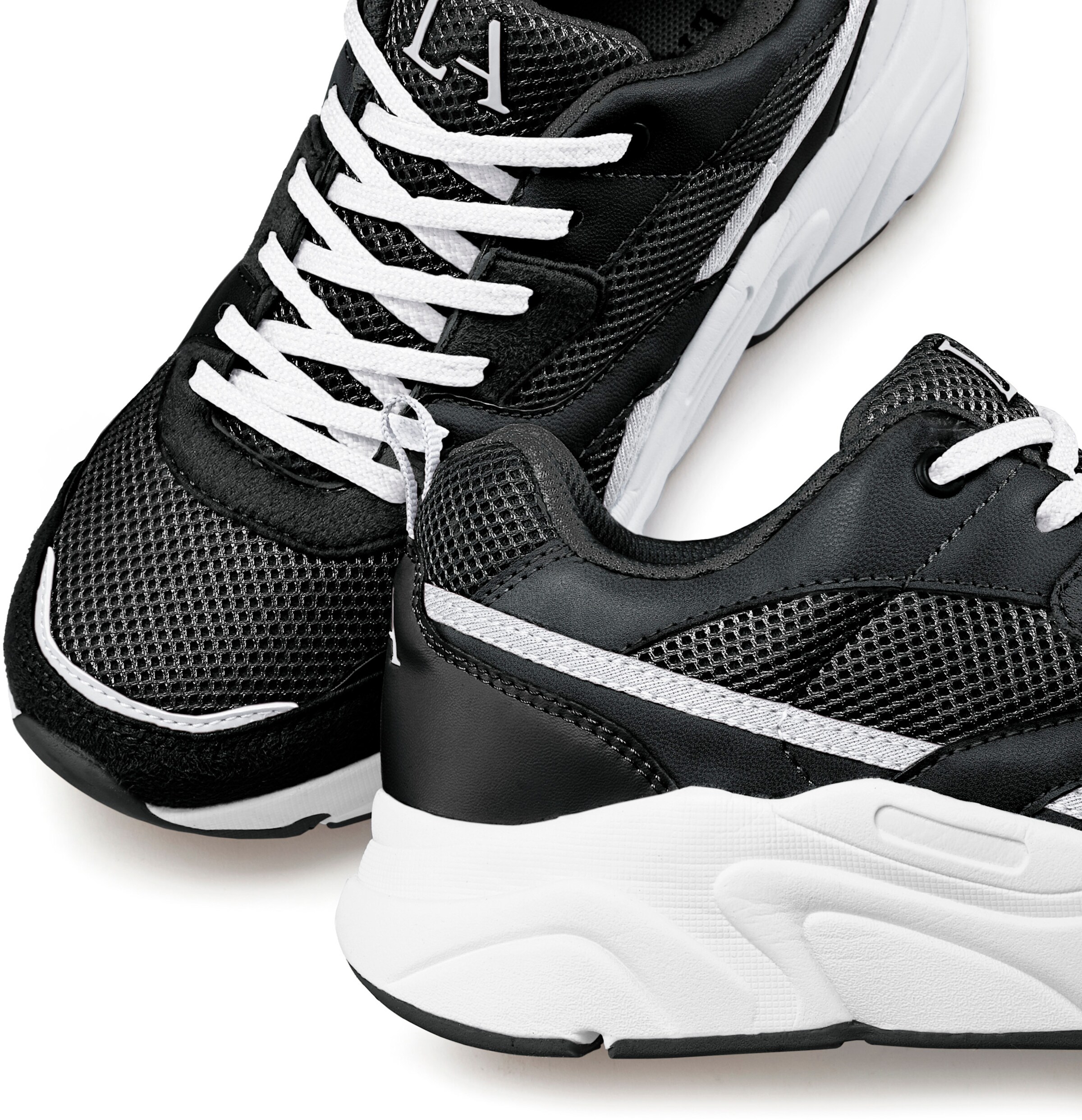 LASCANA Sneaker in schwarz-weiß