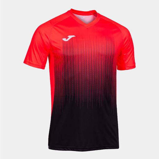 Camiseta Joma Tiger IV de manga curta, preta e coral fluorescente.