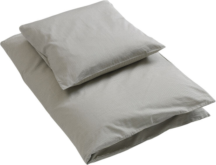 by KlipKlap Sengetøj baby Emil stripe steel grey