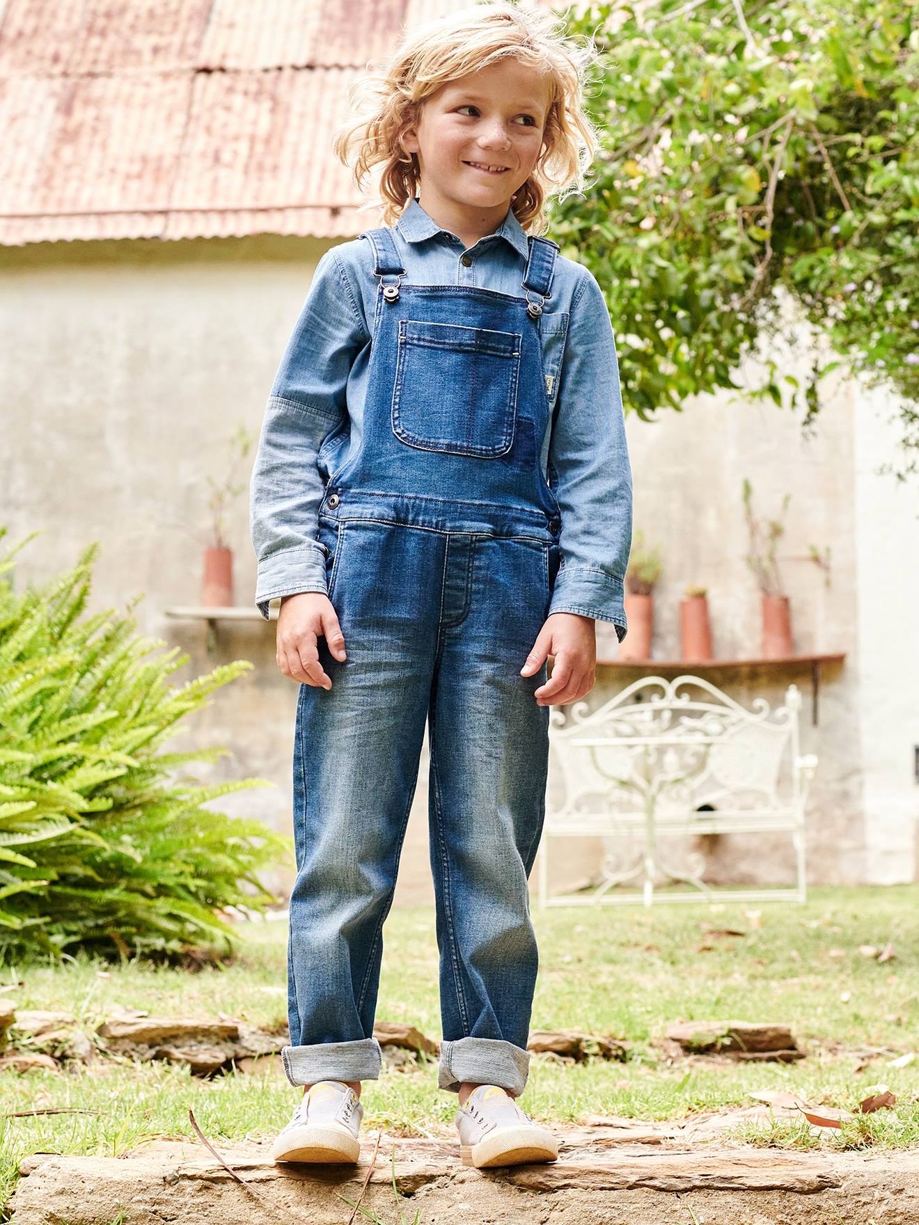 Macacão jeans azul escuro lavado para meninos