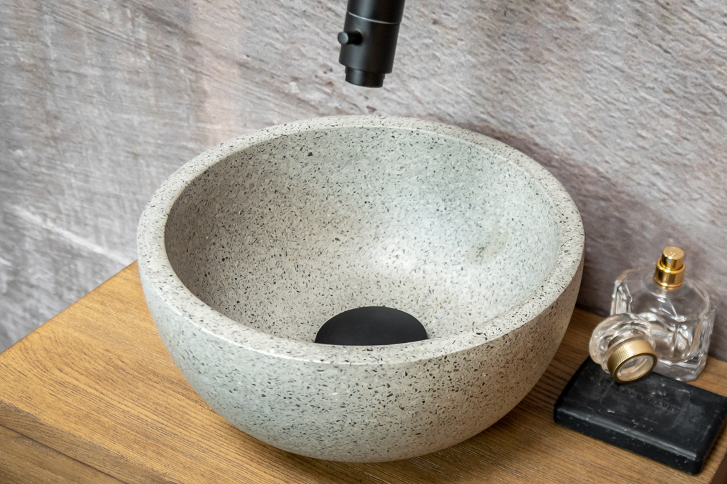 Saniclear Seba fonteinset met bruin eiken plank, grijze terrazzo waskom en zwarte kraan voor in het toilet