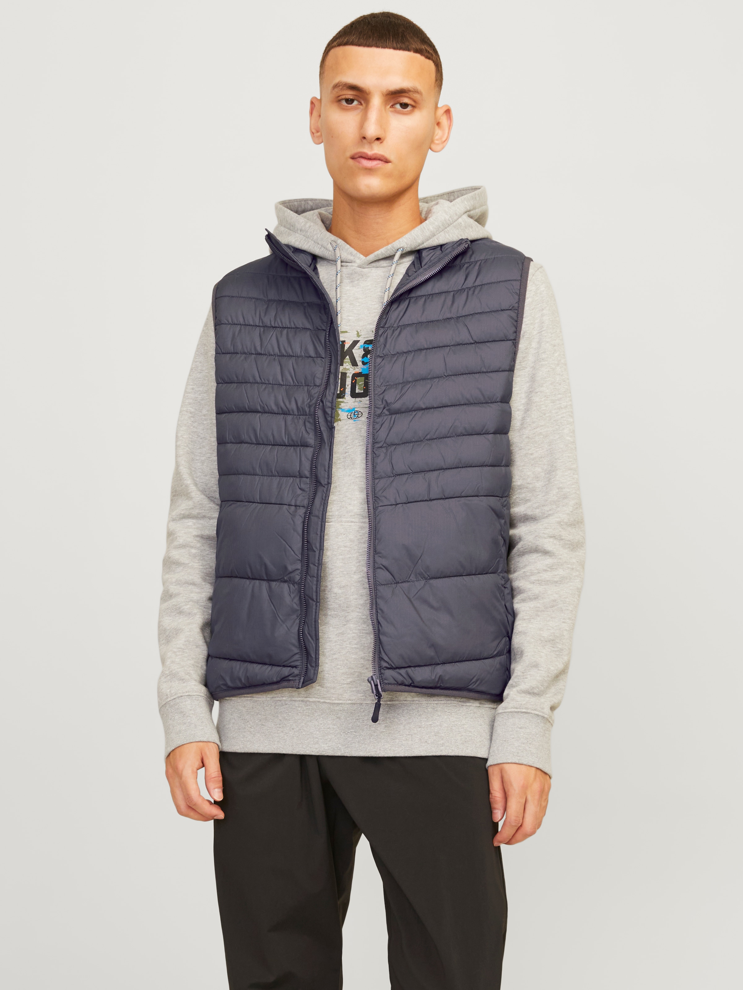 Jack & Jones Steppweste »JJESTATE  Praktische Weste mit Beutel, ideal für unterwegs«, unifarben, modisch, regular fit, Polyester
