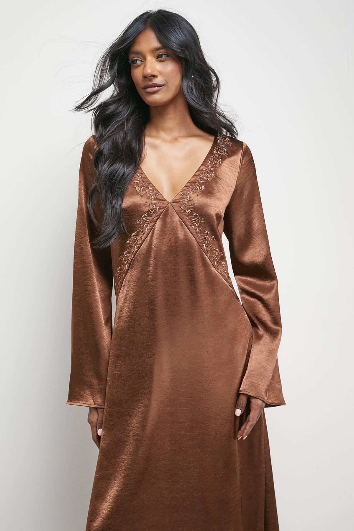 Warehouse Robe Midi en Satin Brodé à Décolleté Plongeant et Manches Évasées