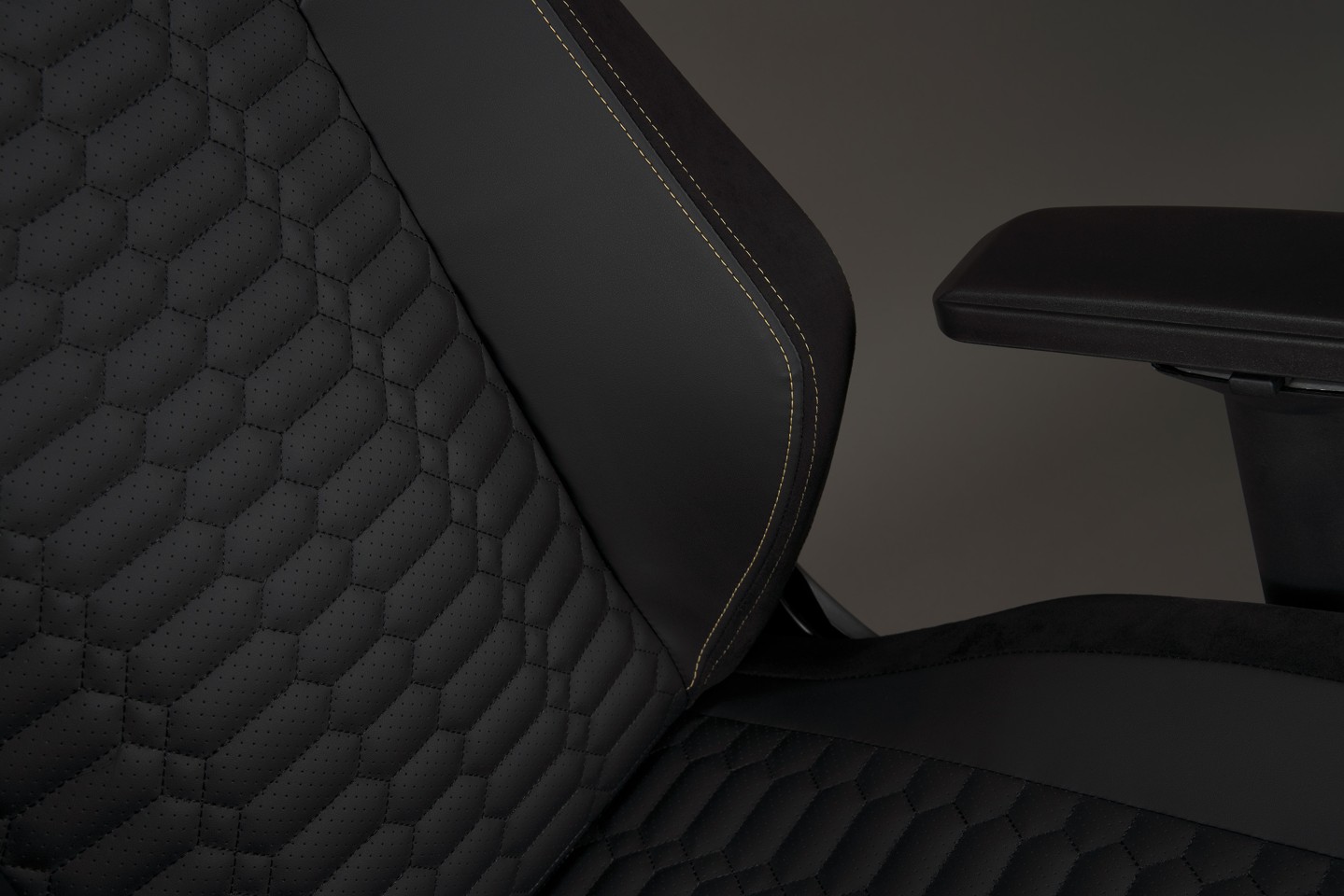Apollon Classic / Gold Top Black seat + Gold logo