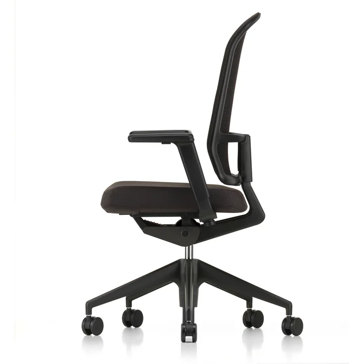 Vitra - AM Chair, Rücken schwarz, Sitz F30 Plano nero, Fünfstern-Untergestell Kunststoff schwarz, mit 2D Armlehnen, Rollen für Teppichboden