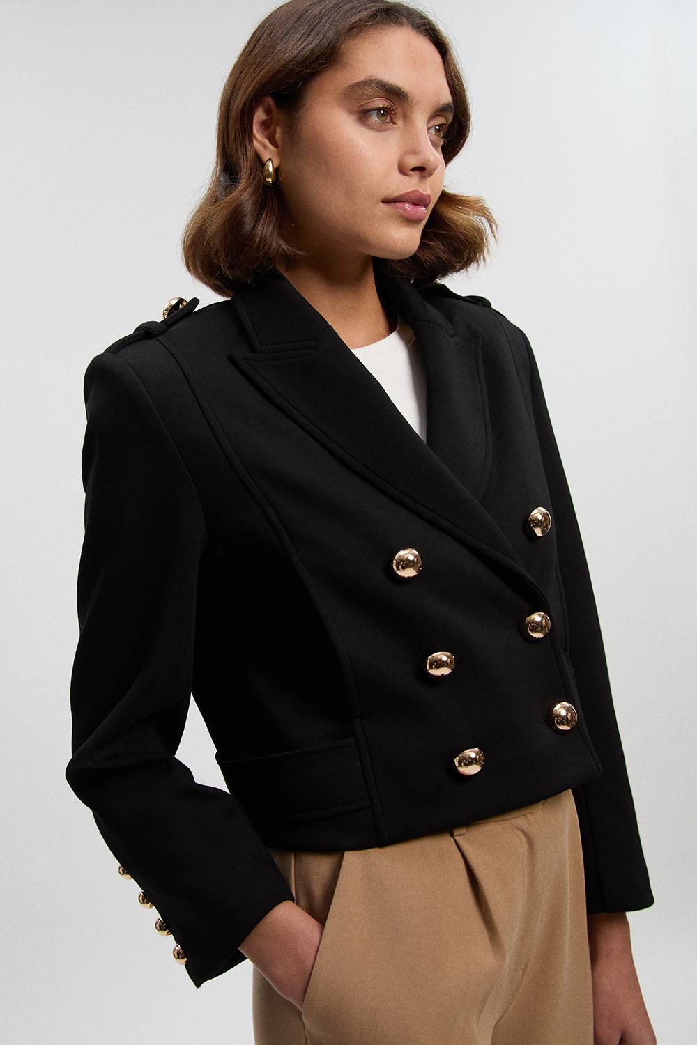 KarenMillen Veste Courte à Col Militaire avec Détails Boutons Scuba
