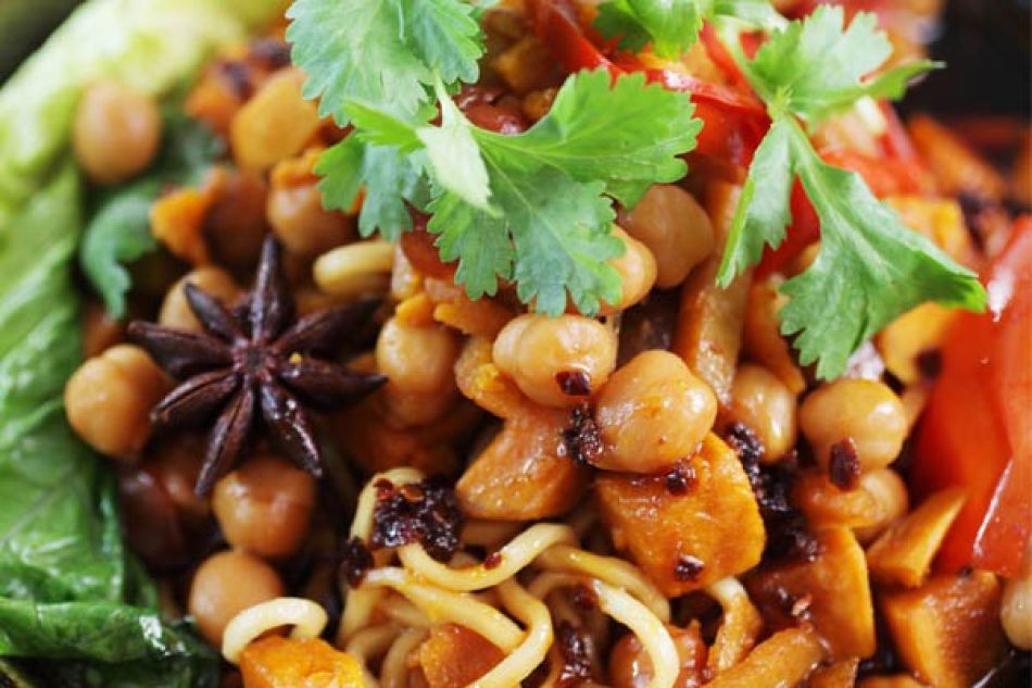 Ramennoedels met kikkererwten en gestoofde zoete aardappel
