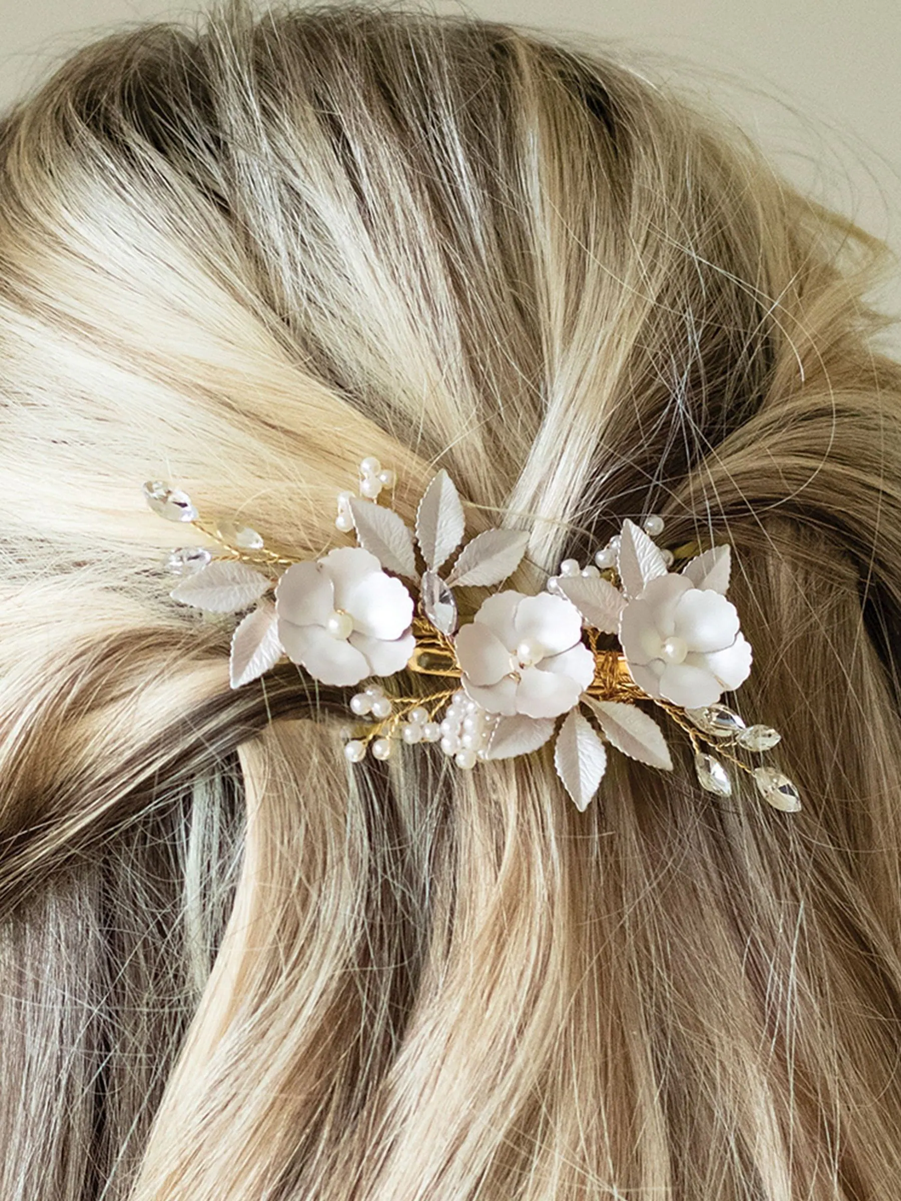 Goud - Ivory & Co - Gardenia klem met kristallen, parels en geëmailleerde bloem