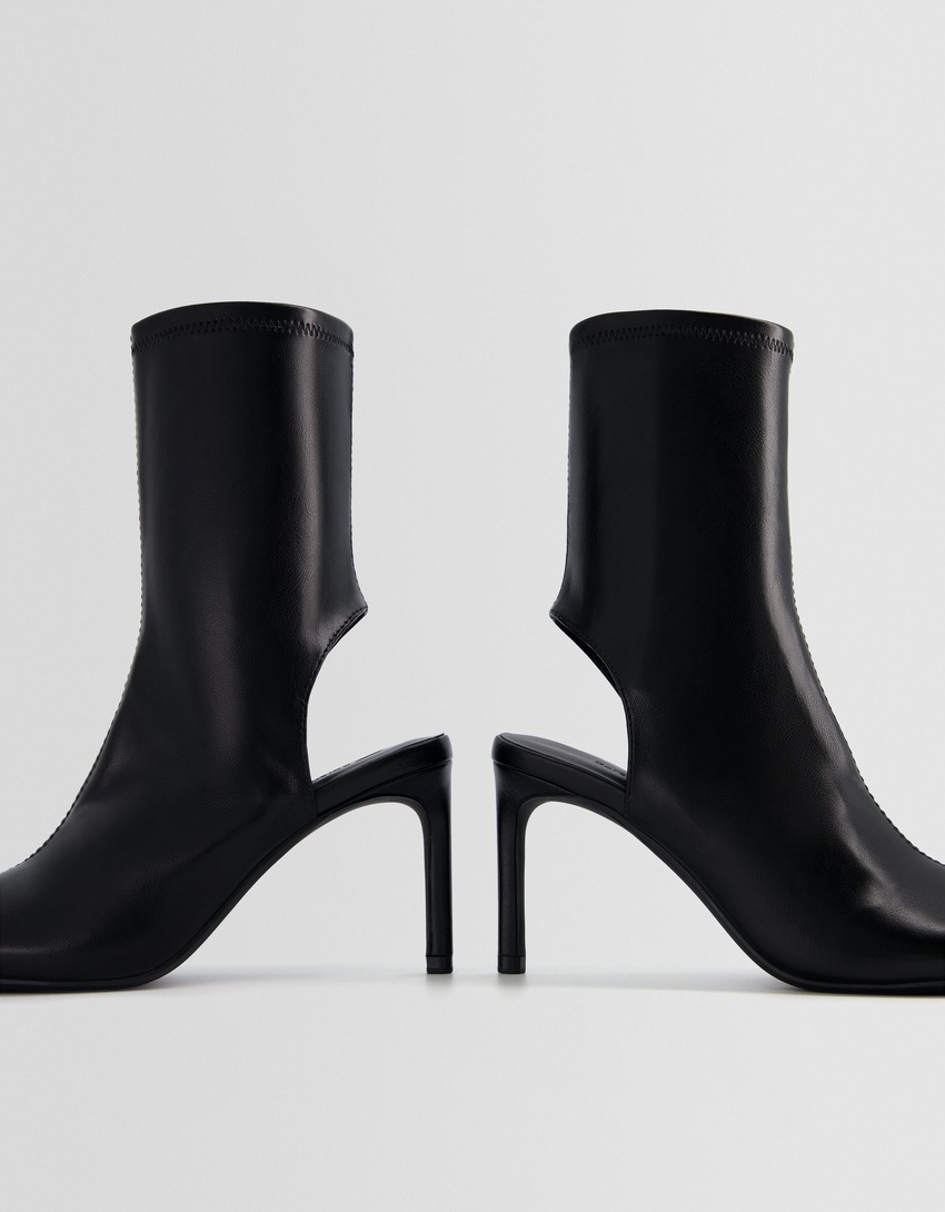 Botas de cano curto com salto alto e tira no calcanhar, da linha Generation Bershka, com detalhe vazado nos dedos.