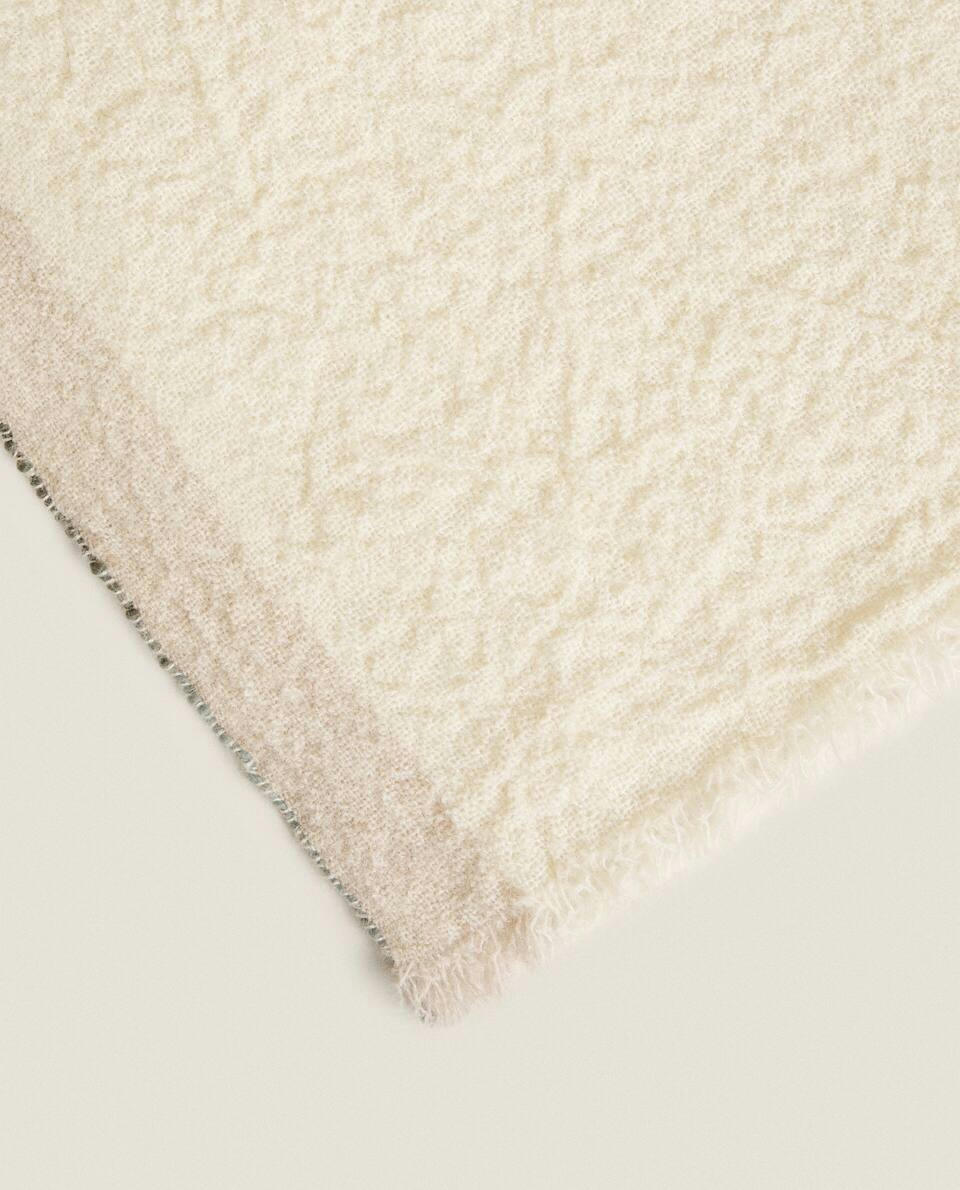 COBERTOR COM TEXTURA ÁSPERA