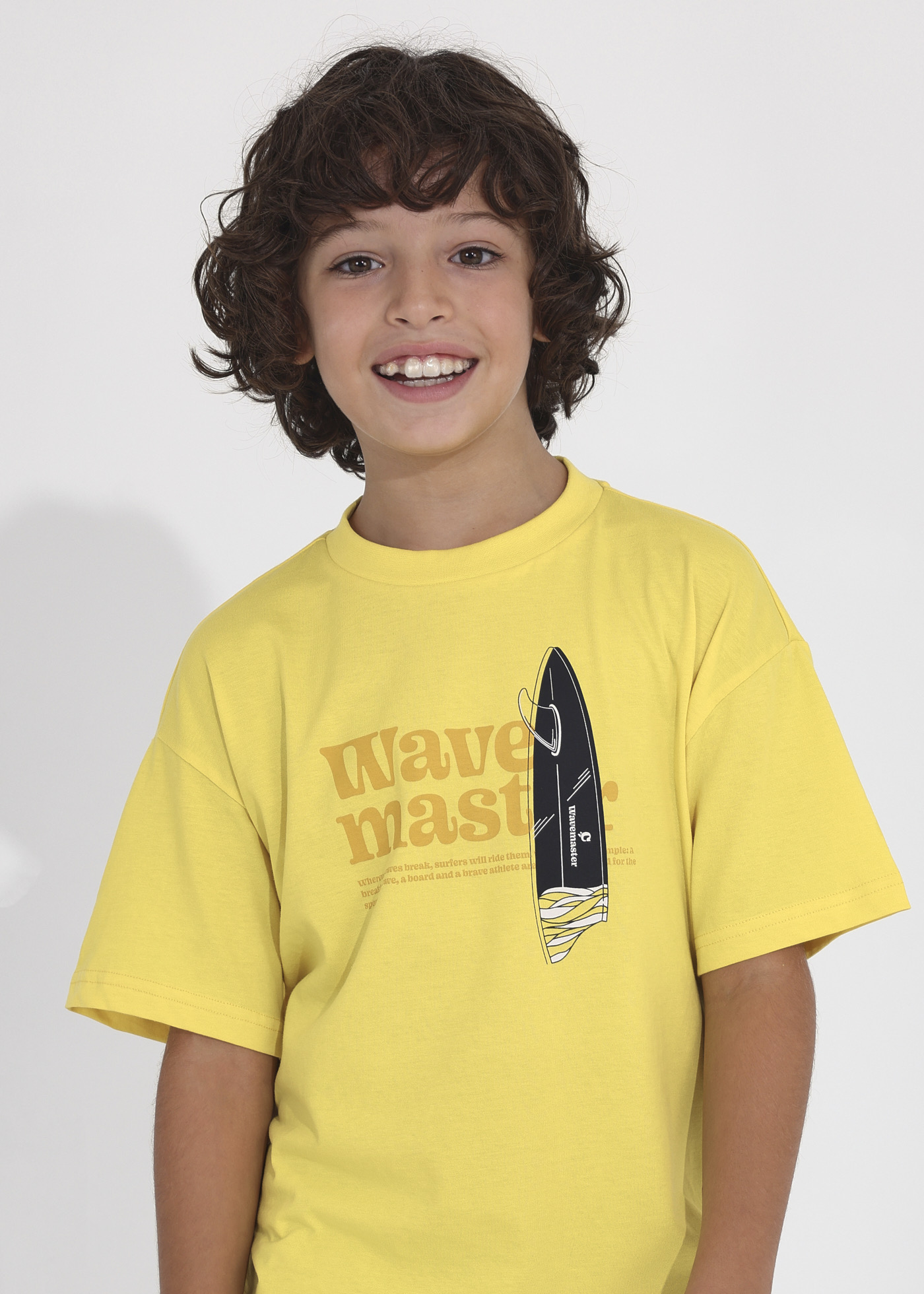 Camiseta infantil com estampa sustentável em algodão.