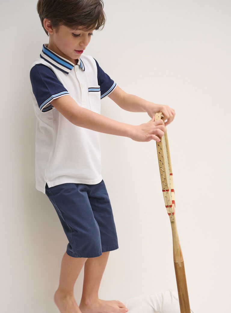 Polo blanc avec détails rayés pour garçon