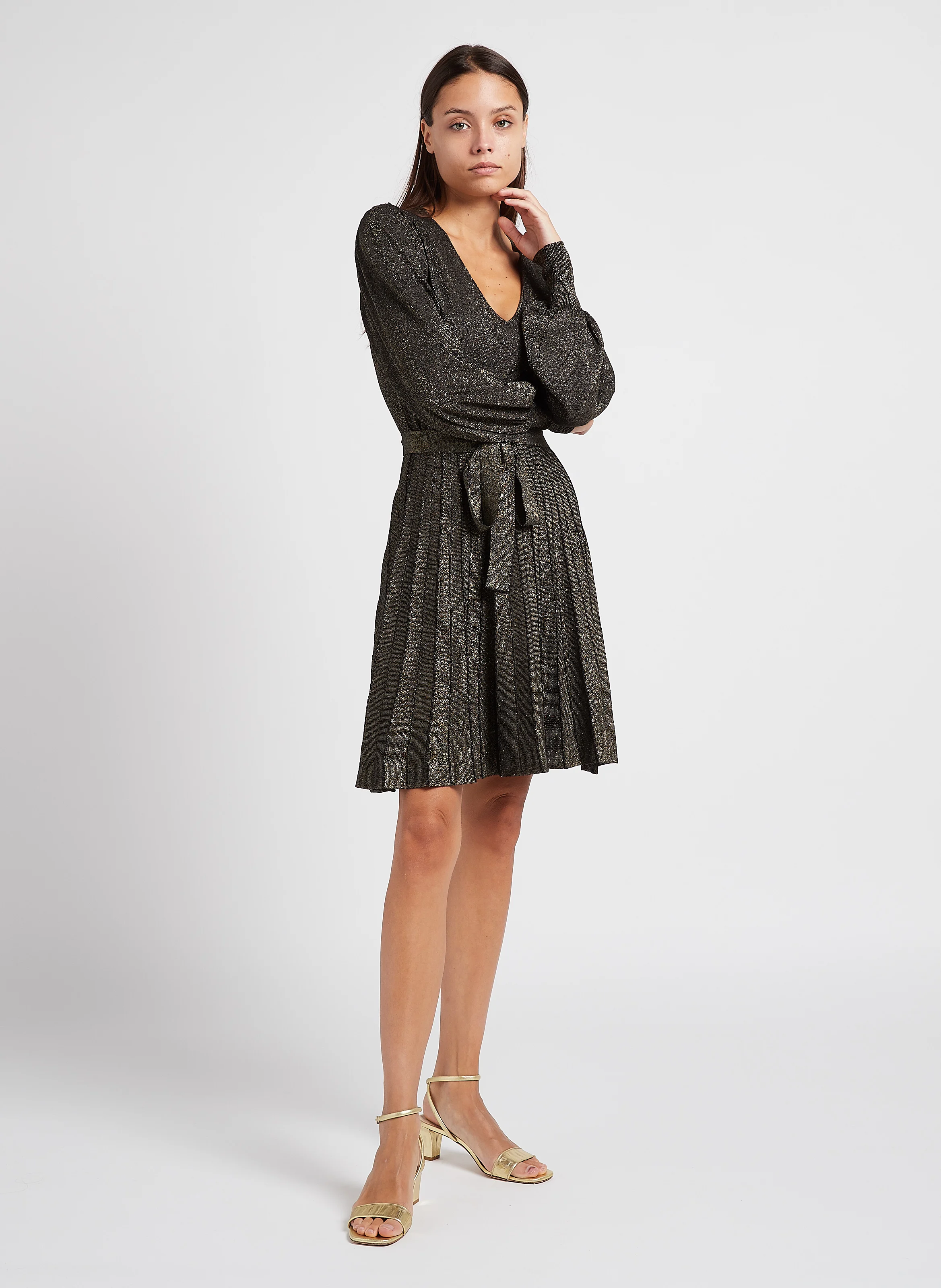 Robe courte ajustée encolure V| Noir