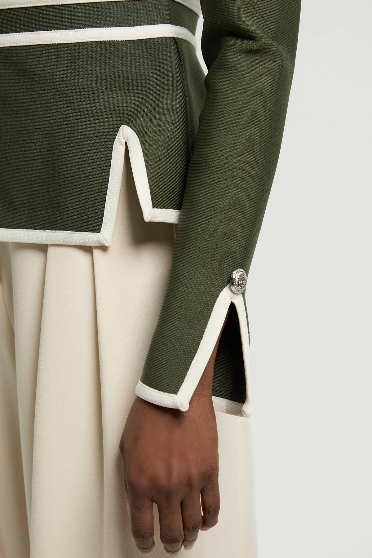 KarenMillen Veste en Maille Bandage Cintrée Style Militaire avec Passepoil Contrastant et Ourlet Fendu