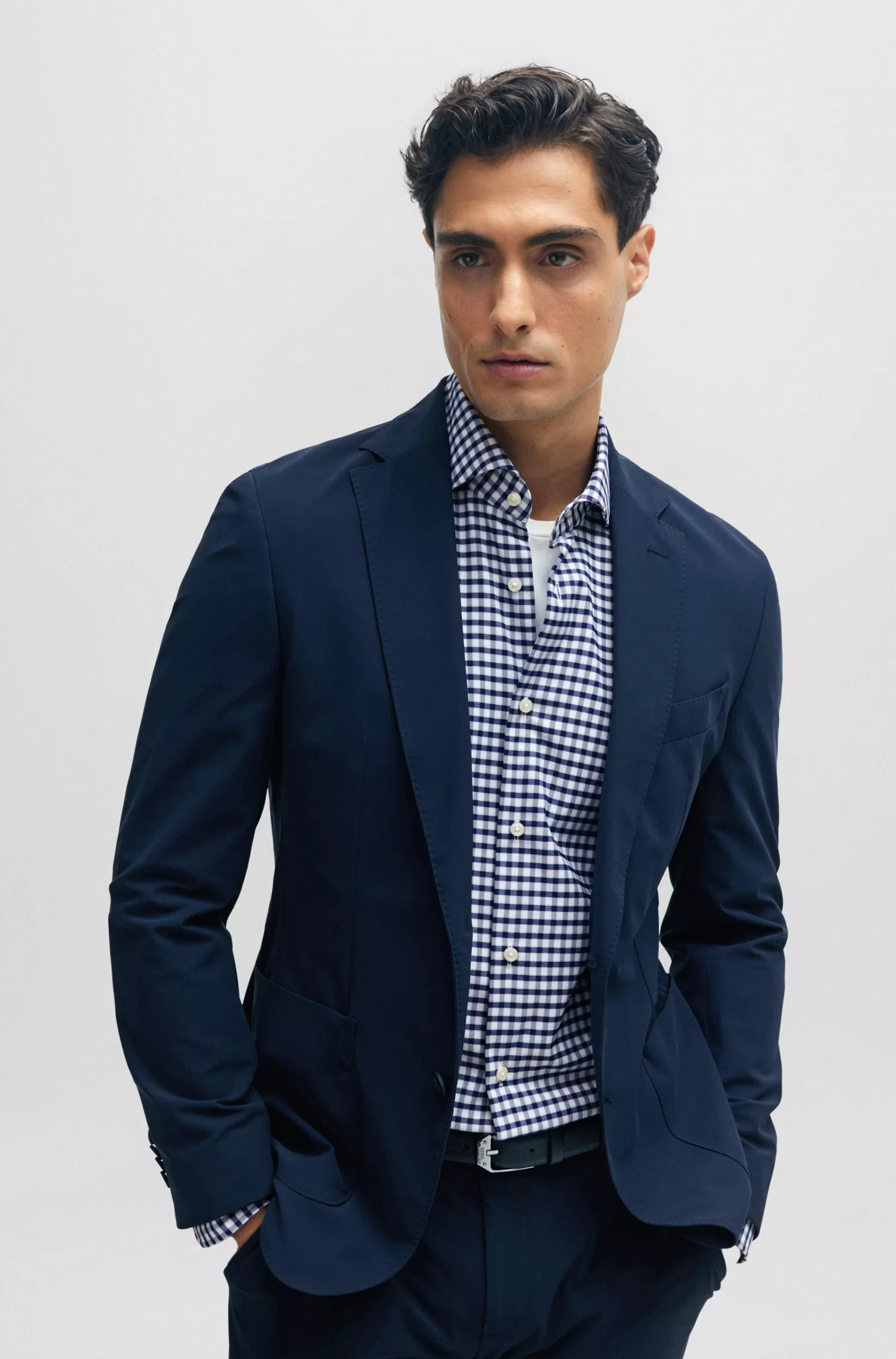 Camisa BOSS preta de corte slim em tecido xadrez de alta performance com elasticidade.
