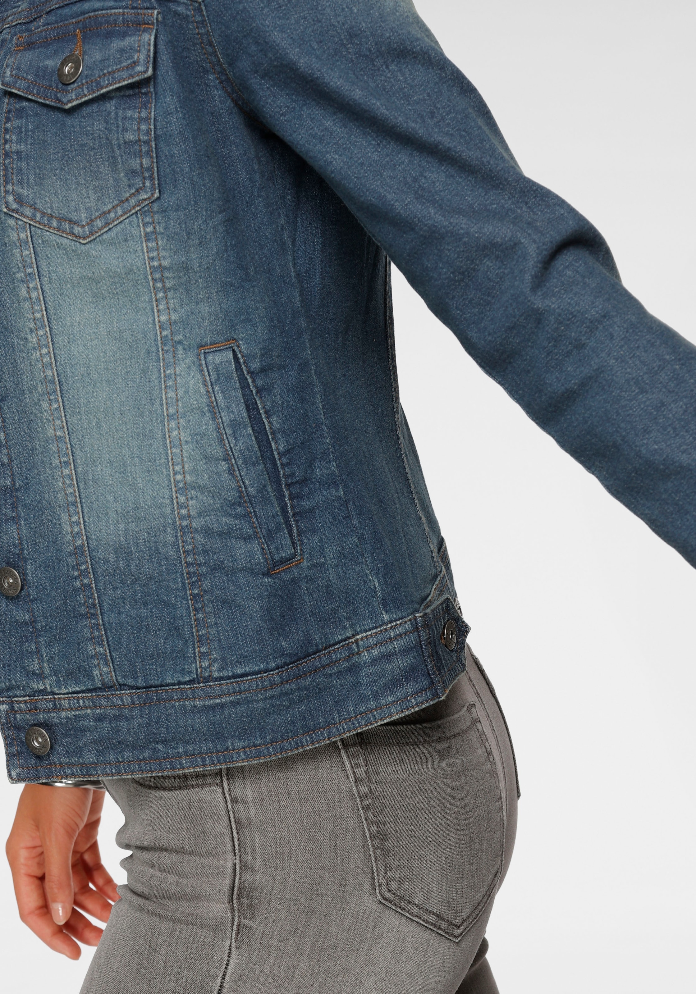 Arizona Jeansjacke aus Baumwollmischung,  figurbetont,  kurz geschnitten