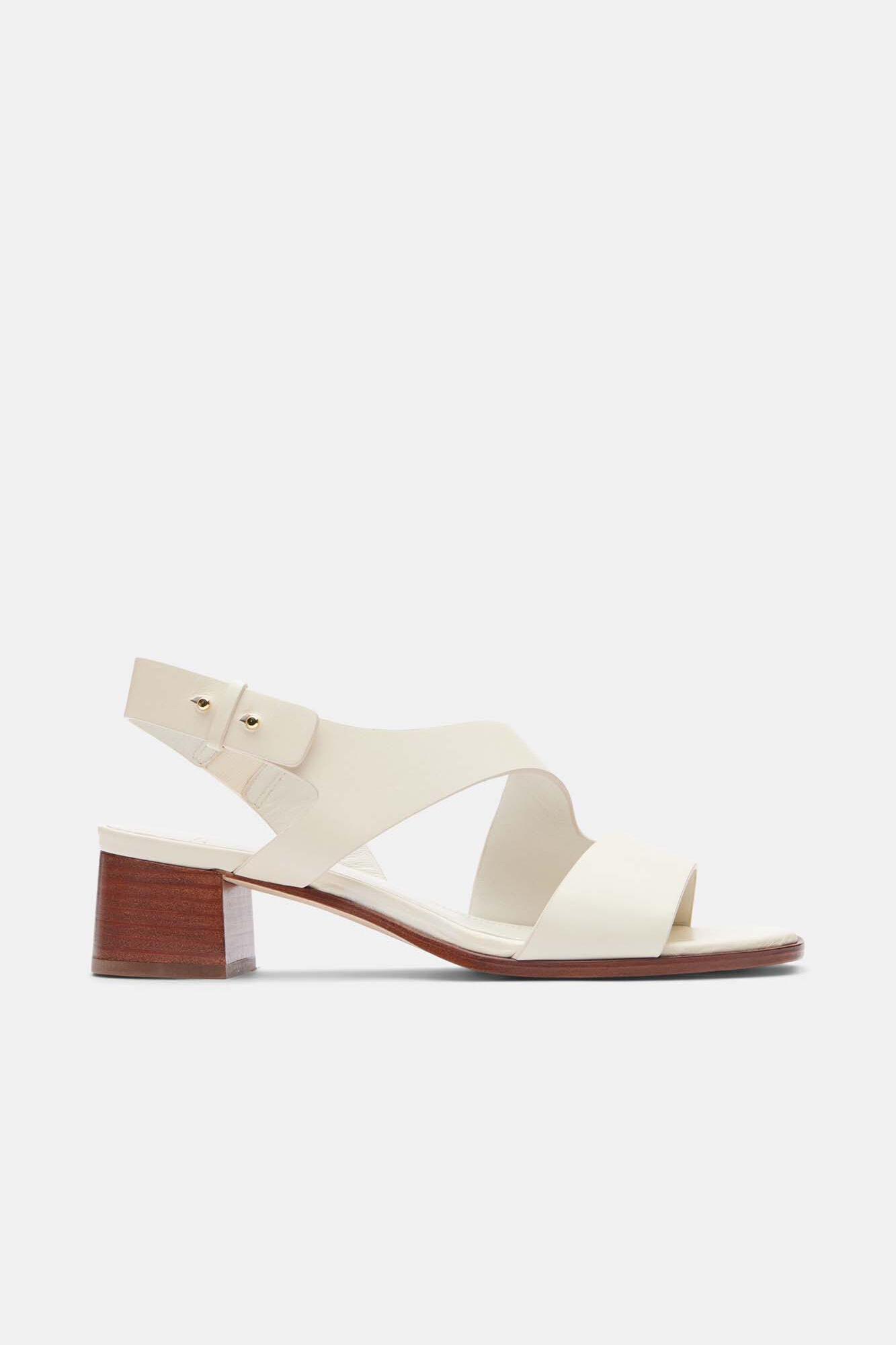 Sandálias lisas de couro bovino na cor off-white - Brancas