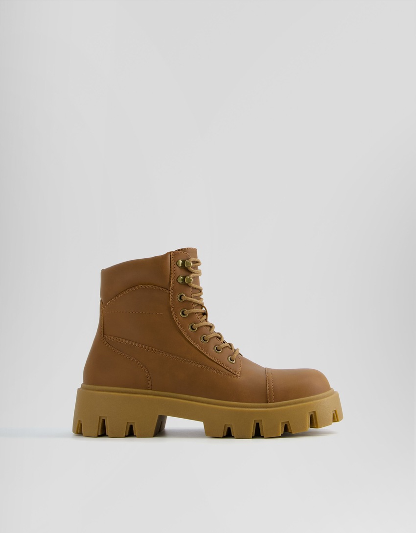 Botas de cano curto com cadarço e sola tratorada para homem