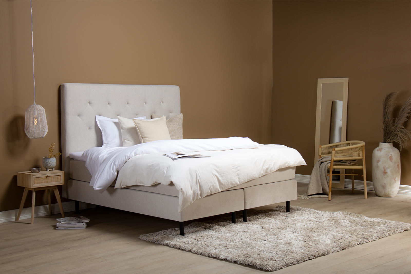 Miller kontinentalseng 150x200 cm i tekstil Mira Beige 111 med latex overmadrass og 18 cm ben i sortlakkert metall
