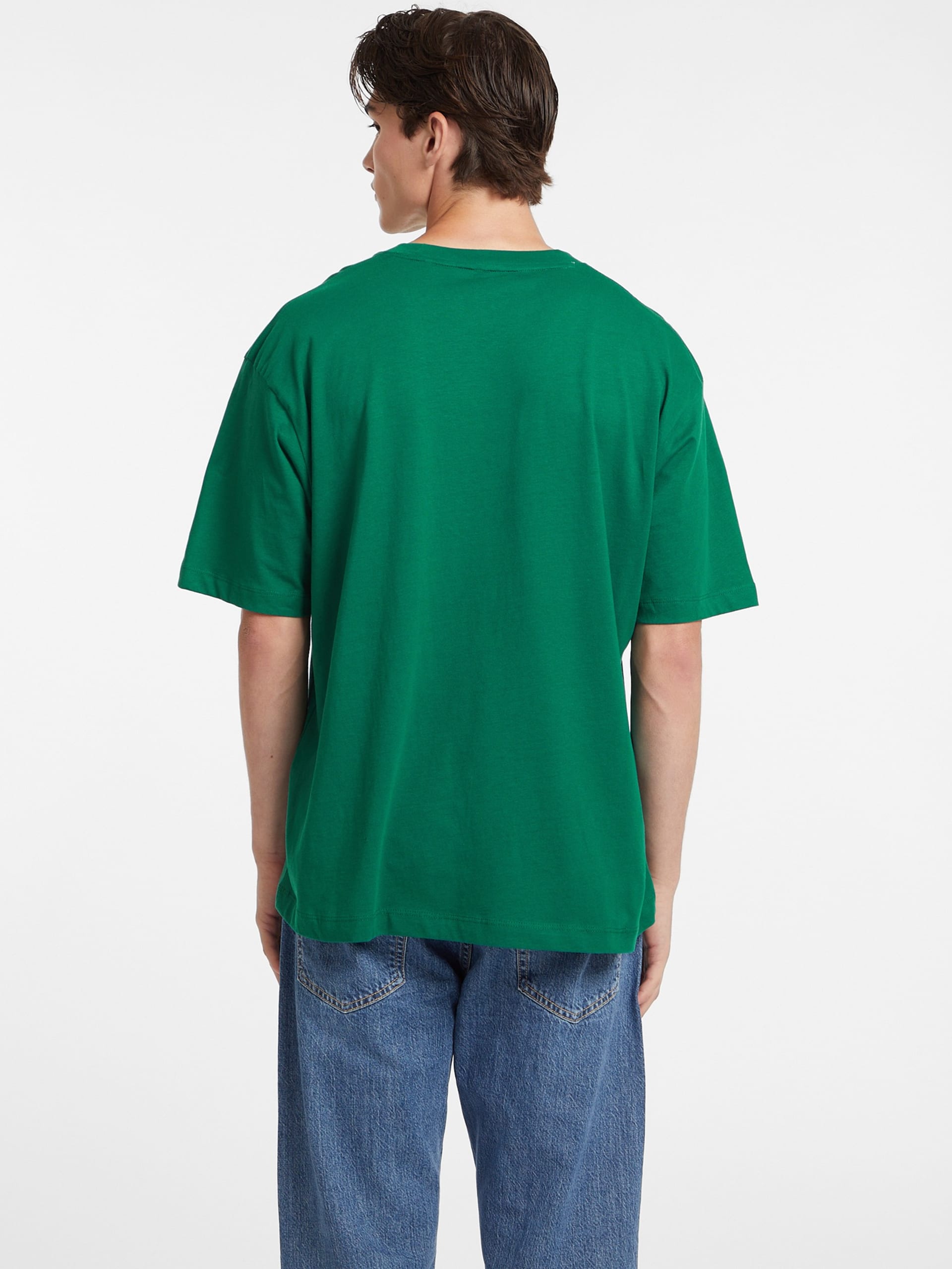 Camiseta com logotipo bordado