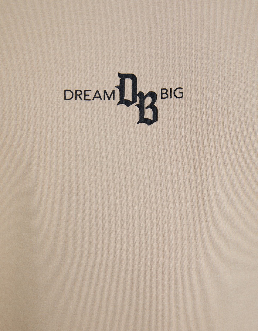 Camiseta de manga curta com modelagem justa e detalhe listrado.